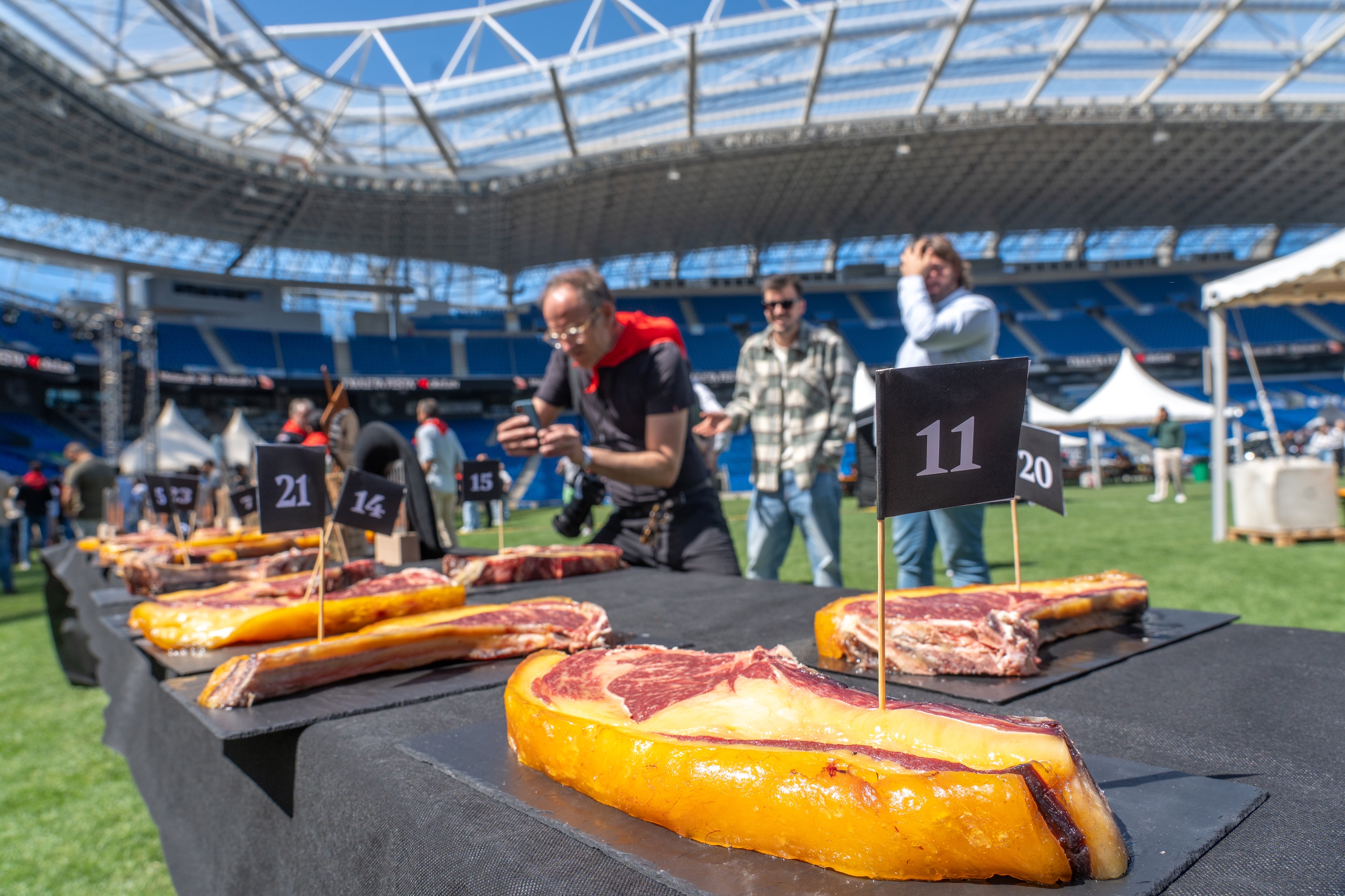 Txuleta festako parrillero lehiaketa, asteazkenean, Donostiako Anoeta estadioan. ANDONI CANELLADA / FOKU