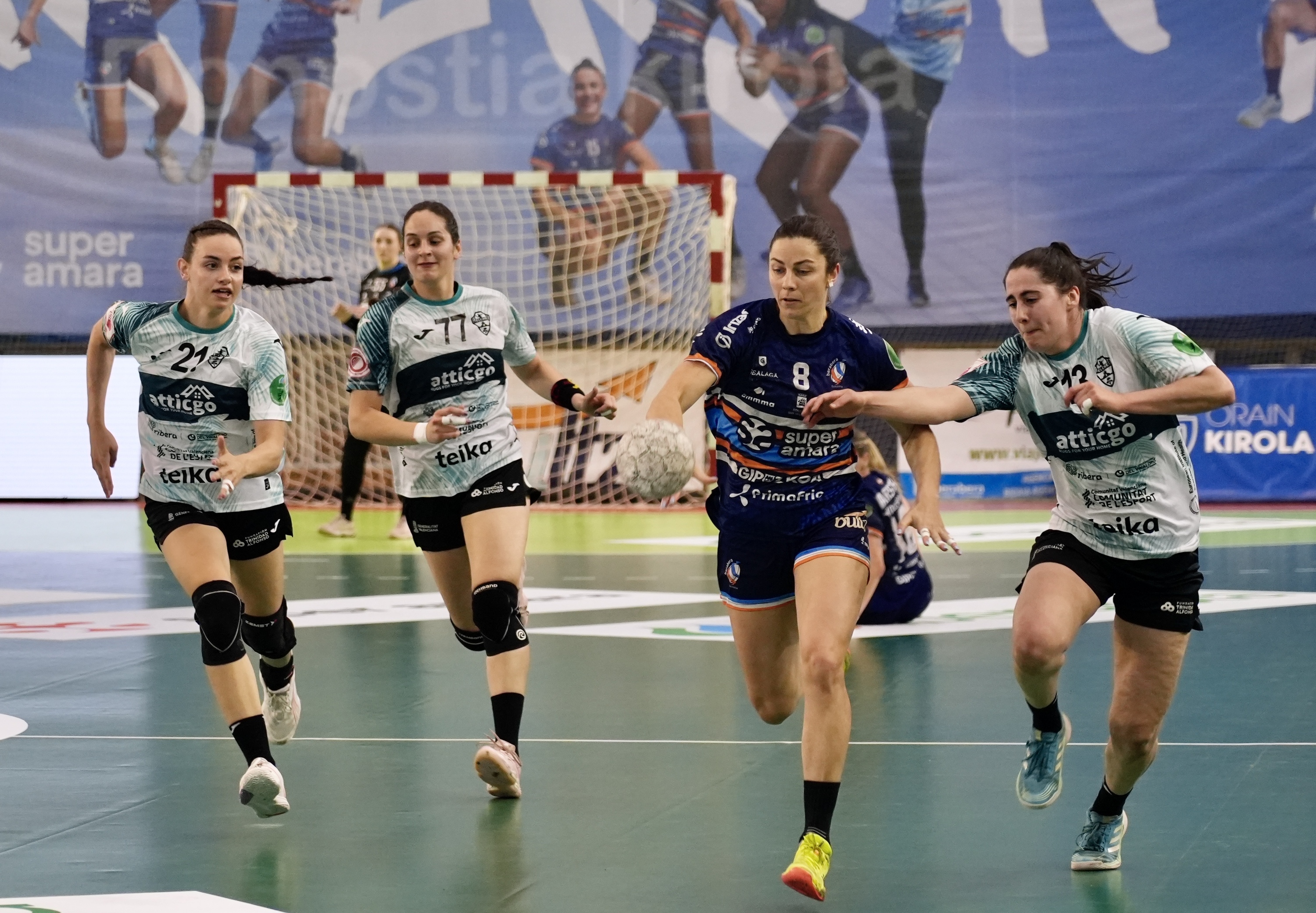 Alba Menendez baloiarekin, Gaskan, ligako finaleko aurreneko partidan. ANDONI CANELLADA / FOKU