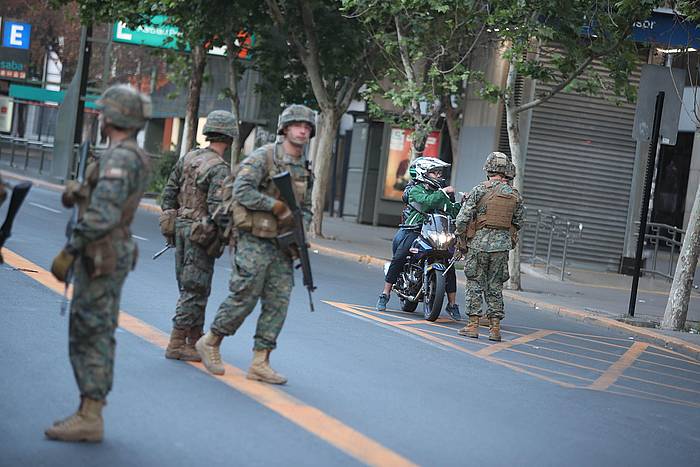Militarrak kontrol bat egiten Santiagoko kaleetan, salbuespen egoera dela eta. ALBERTO PEñA / EFE