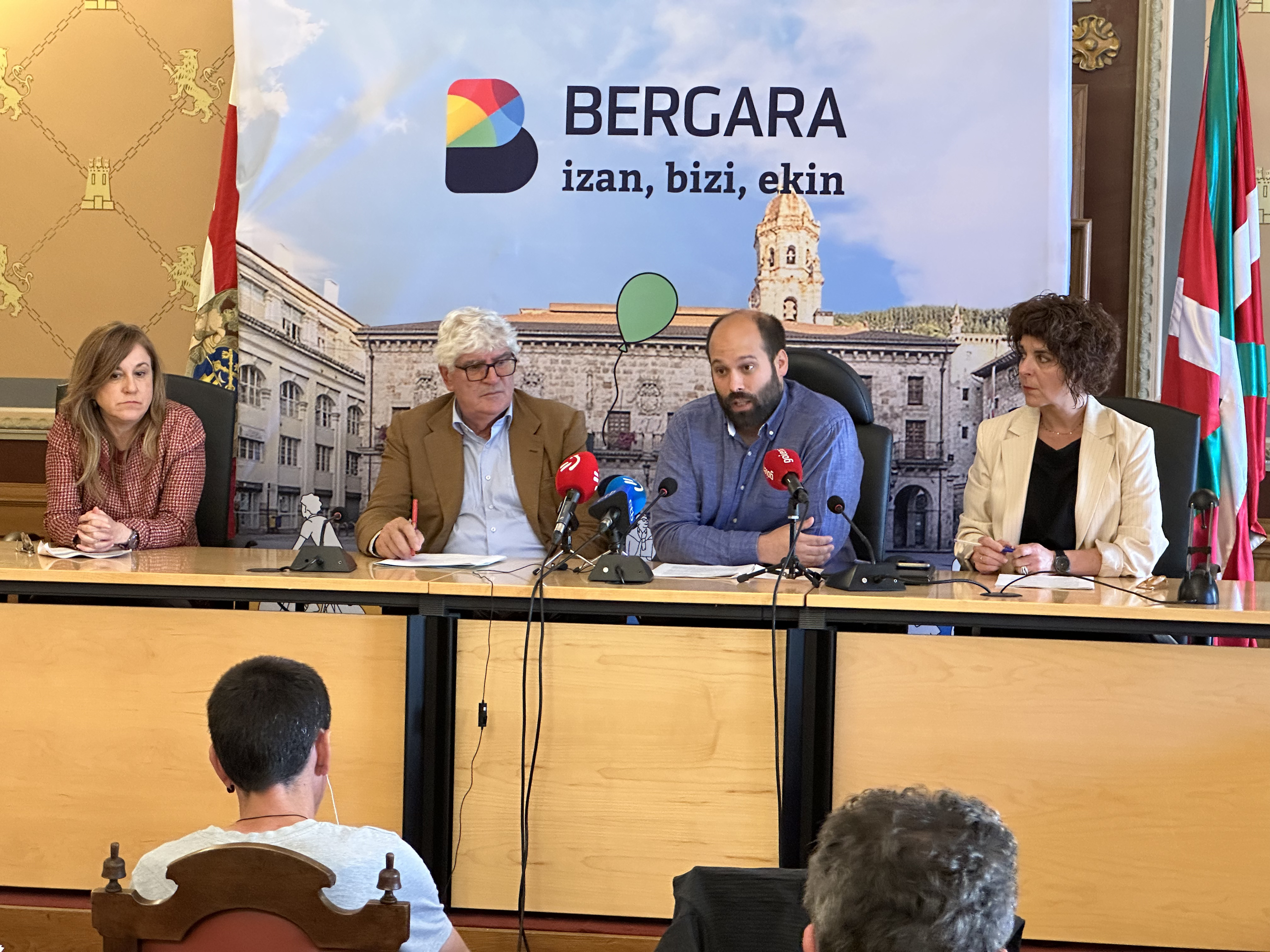 Bergarako alkate Gorka Artola eta haren taldearen agerraldia, gaur. BERGARAKO UDALA