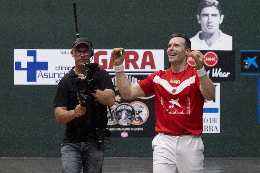 Iñaki Artola, irribarretsu, finalerdietan Iker Larrazabali irabazi ostean. ENDIKA PORTILLO / FOKU Iñaki Artola, irribarretsu, finalerdietan Iker Larrazabali irabazi ostean. ENDIKA PORTILLO / FOKU