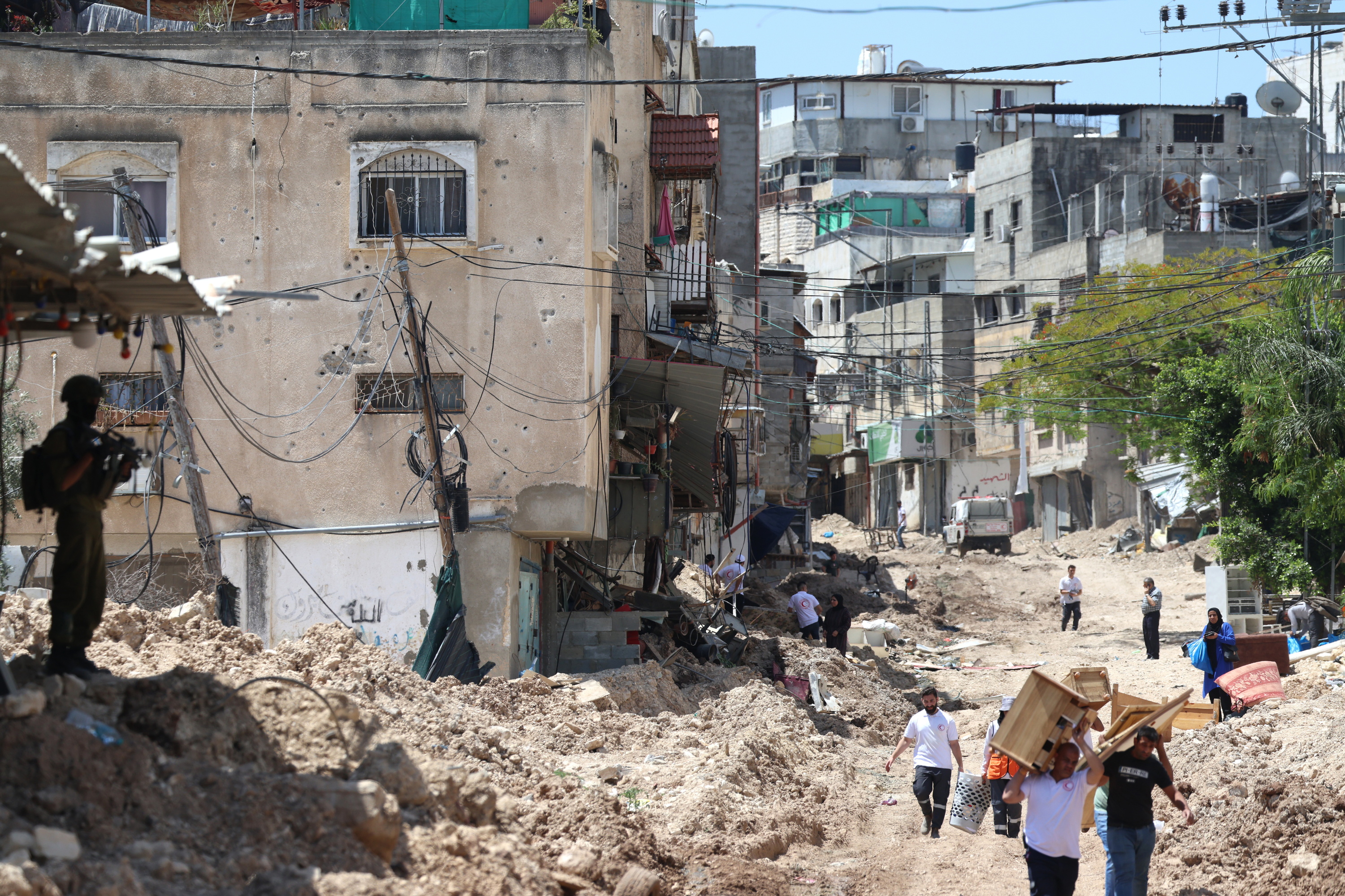 Israelgo armadako soldadu bat palestinar batzuei begira, Tulkaremen, Zisjordanian, gaur. ALAA BADARNEH / EFE
