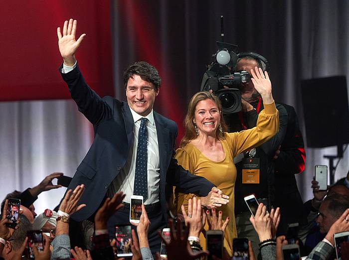 Justin Trudeau Kanadako lehen ministro eta Alderdi Liberaleko presidentegaia, Sophie Gregoire bere emaztearekin batera, hauteskunde garaipena ospatzen. VALERIE BLUM, EFE