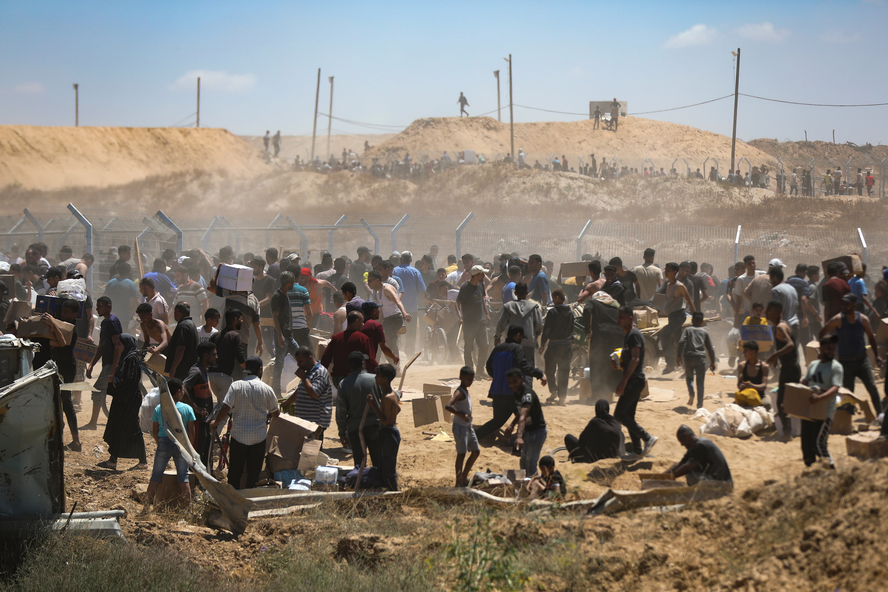 Gazatarrak laguntza humanitarioa jasotzen, atzo, zerrenda erdialdeko Netzarim pasabidean. HAITHAM IMAD/EFE