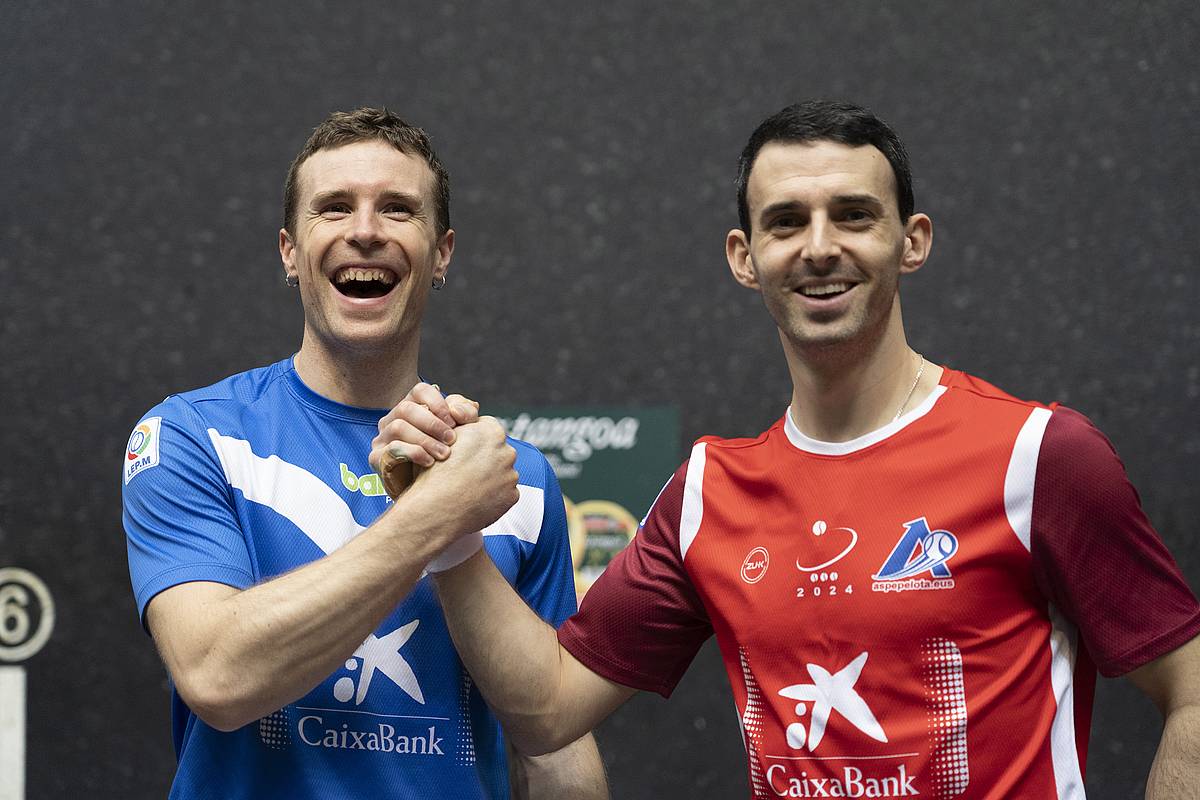 Buruz buruko finalaren pilota aukeraketan, Iñaki Artola eta Jokin Altuna. MONIKA DEL VALLE / FOKU