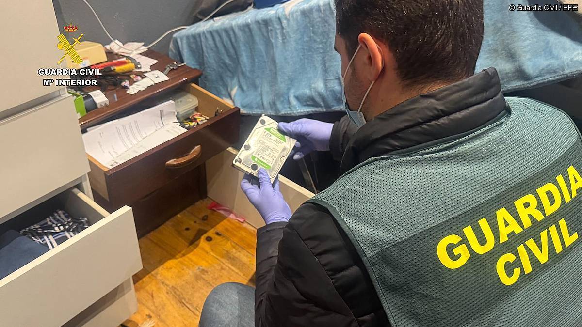 Guardia zibil bat, atxilotuaren etxea aztertzen. EFE
