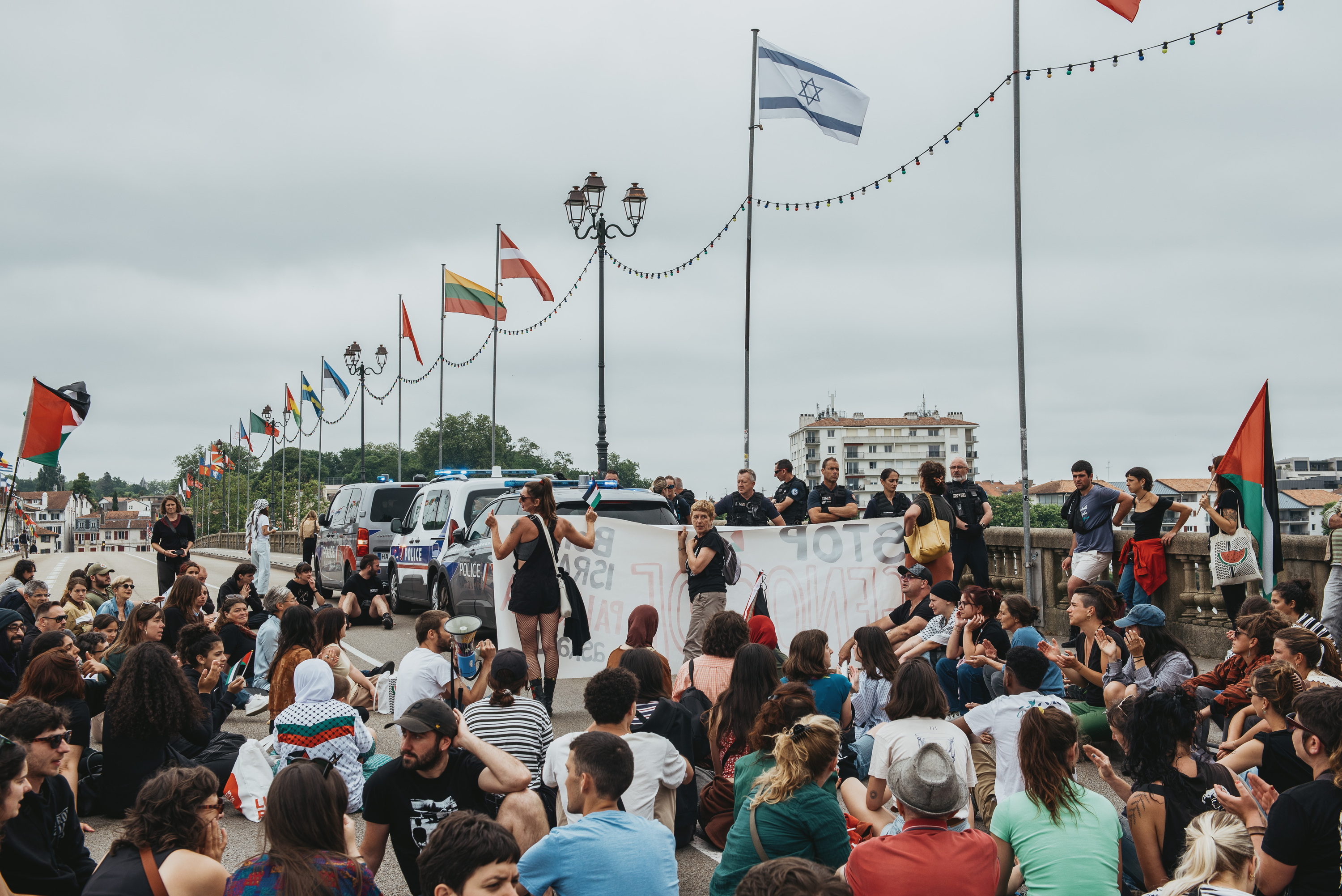 Israelgo banderaren aurkako protesta, gaur goizean, Baionako San Izpiritu zubian. GUILLAUME FAUVEAU