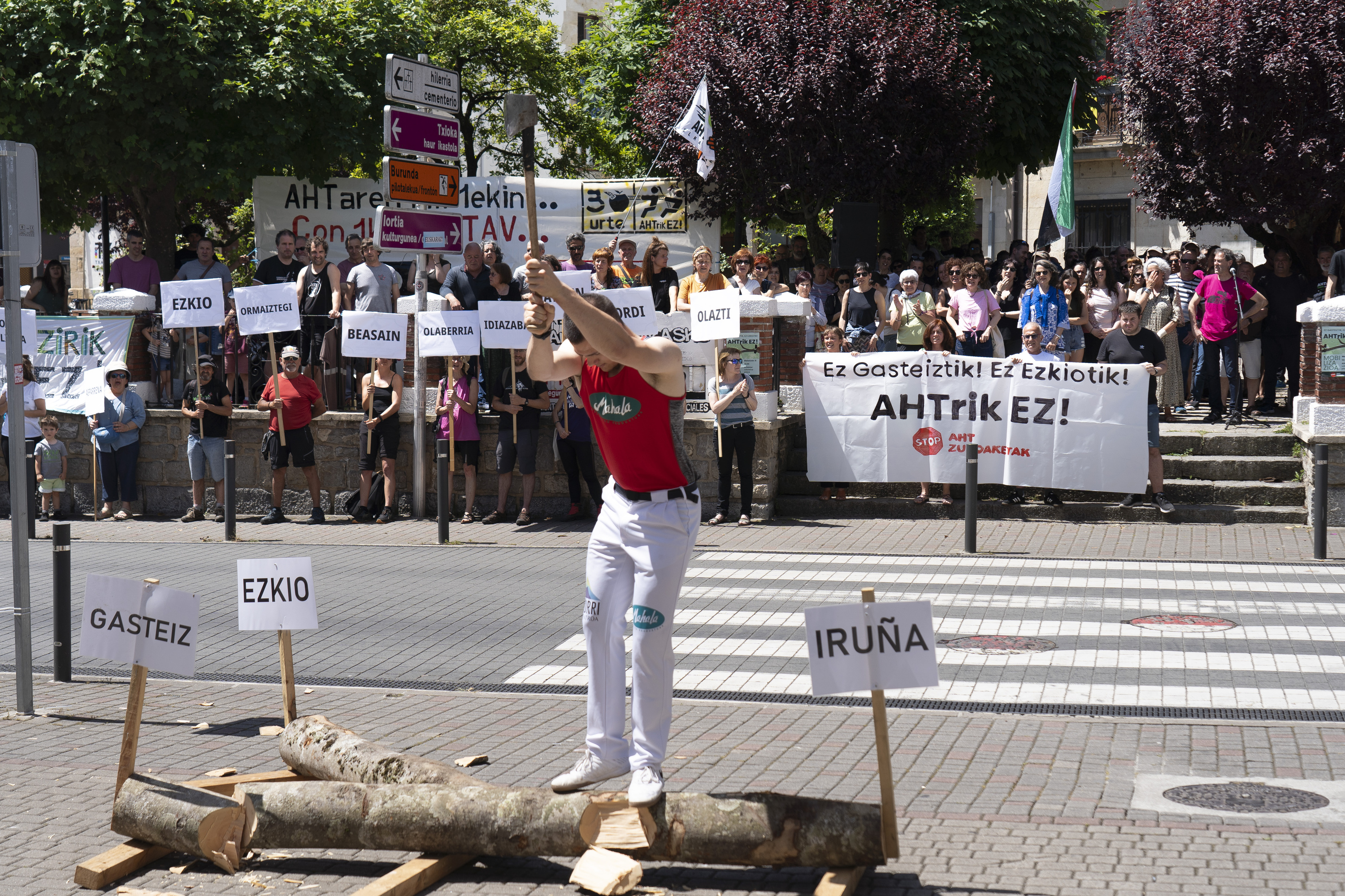 Abiadura handiko trenaren aurkako protesta gaur, Altsasun. IÑIGO URIZ / FOKU