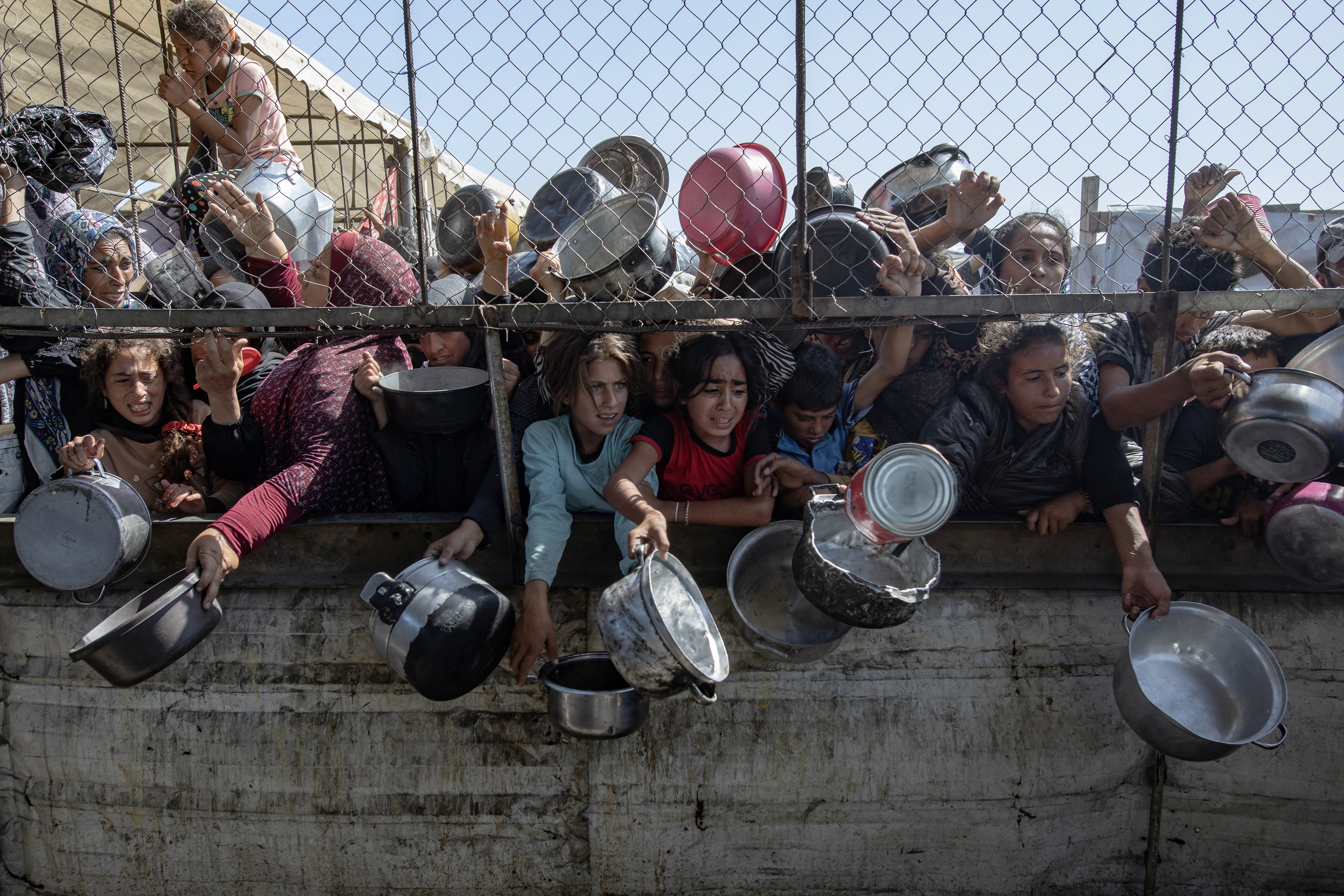 Palestinarrak laguntza humanitarioaren zain, atzo, Khan Yunisen, Gaza hegoaldean. HAITHAM IMAD / EFE