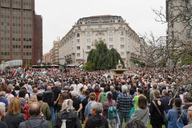 Moyua plaza jendez bete dute, Gazako sarraskia salatzeko. ECUADOR ETXEA Moyua plaza jendez bete dute, Gazako sarraskia salatzeko. ECUADOR ETXEA