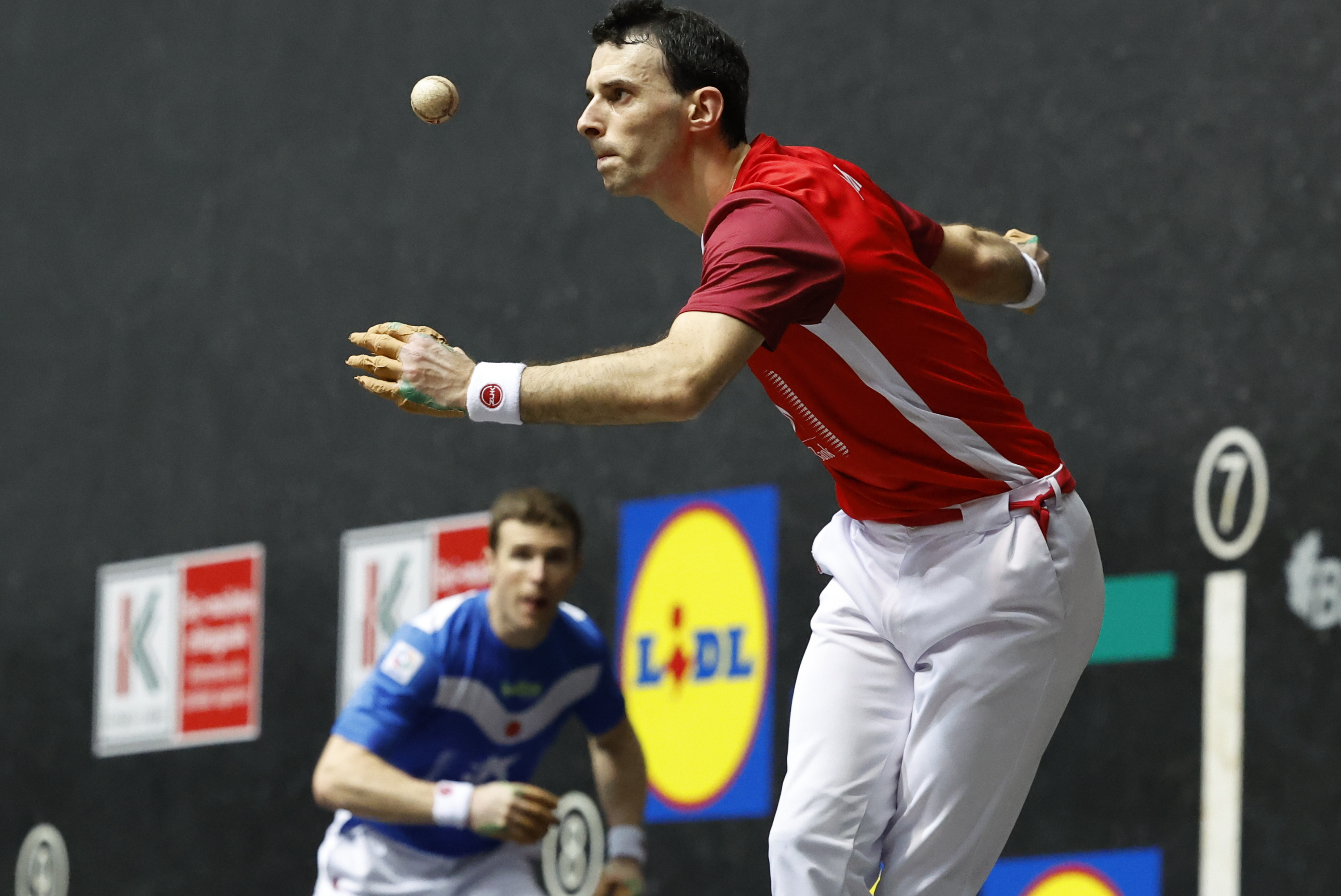 Altuna pilota ateratzen, Artola atzean begira duela. MIGUEL TOÑA / EFE