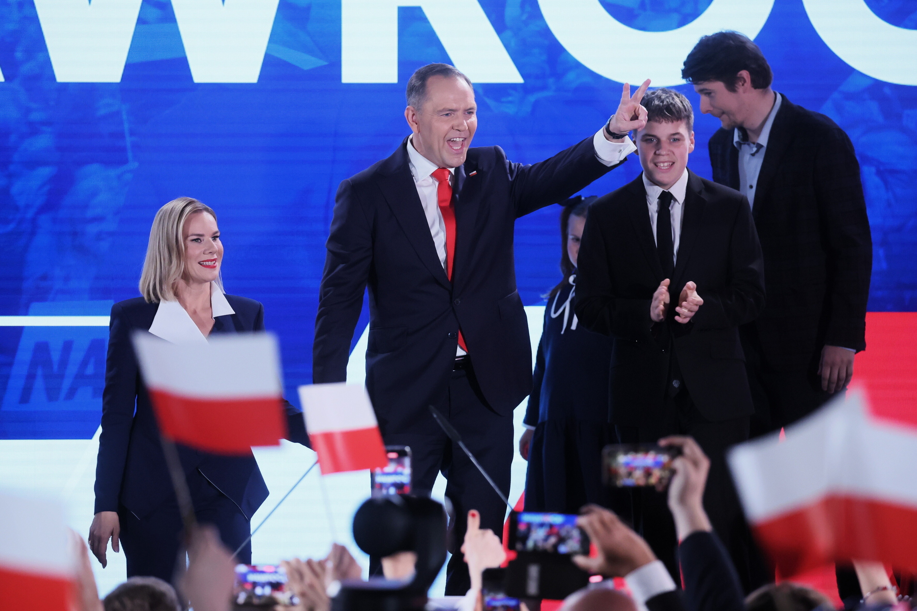 Karol Nawrocki hautagai ultrakontserbadorea, atzo gauean, Varsovian. LESZEK SZYMANSKI / EFE
