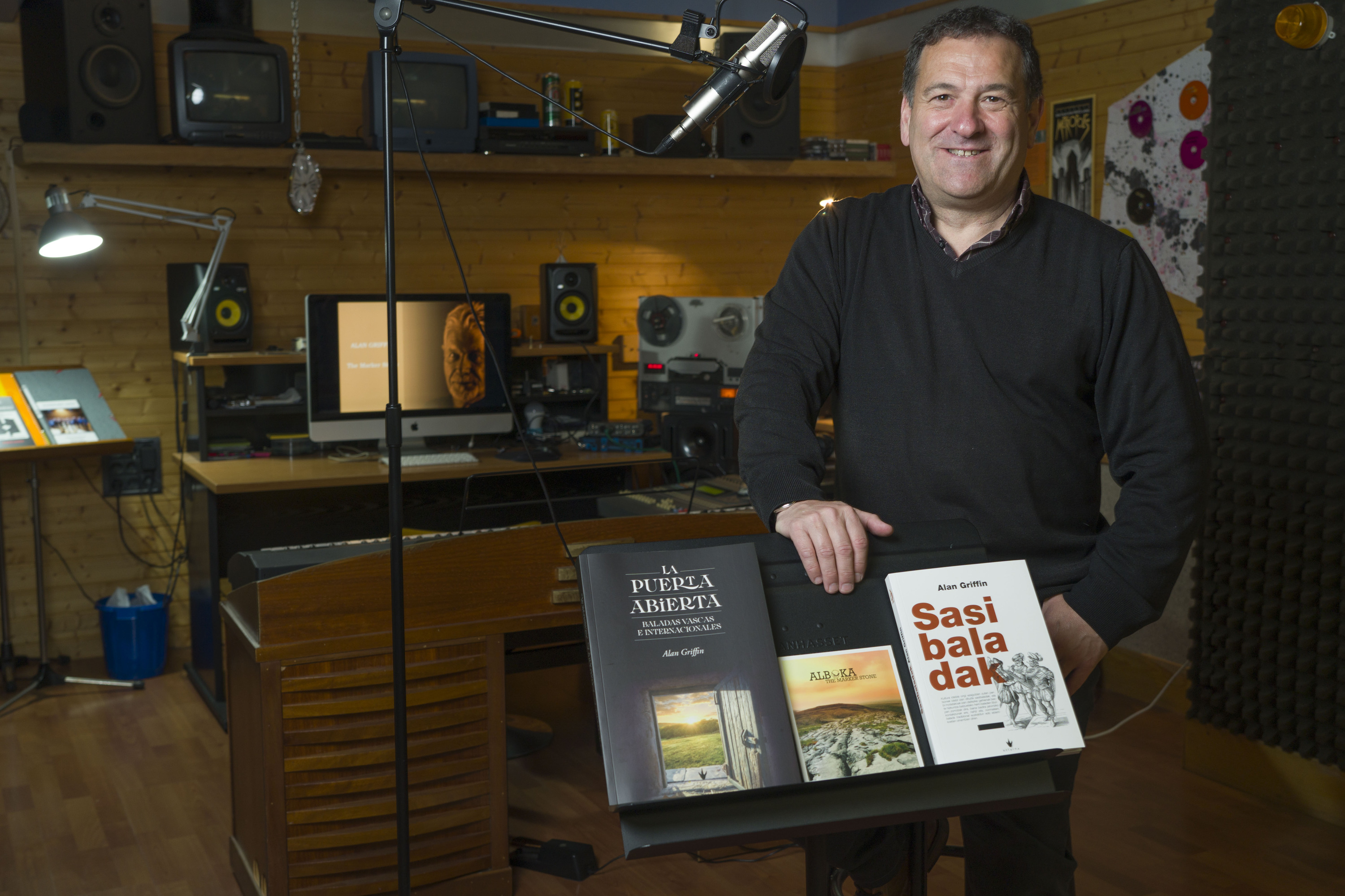 Joxan Goikoetxea musikaria, Aztarnak Hernanin duen bulegoan, hiru argitalpenak erakusten. JON URBE / FOKU