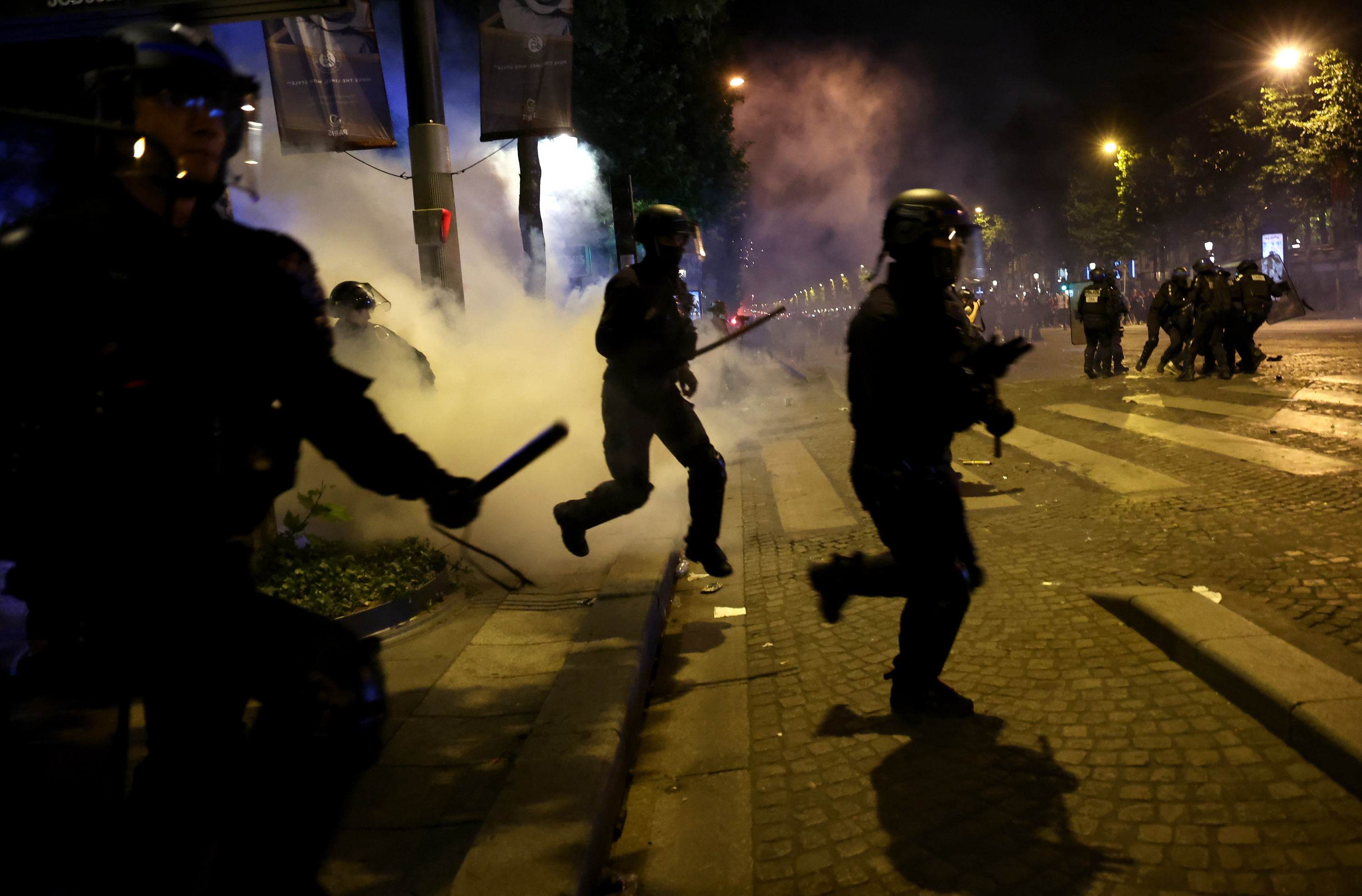 PSGren zaleen eta Poliziaren arteko liskarrak Parisen, igande goizaldean. CHRISTOPHE PETIT TESSON / EFE