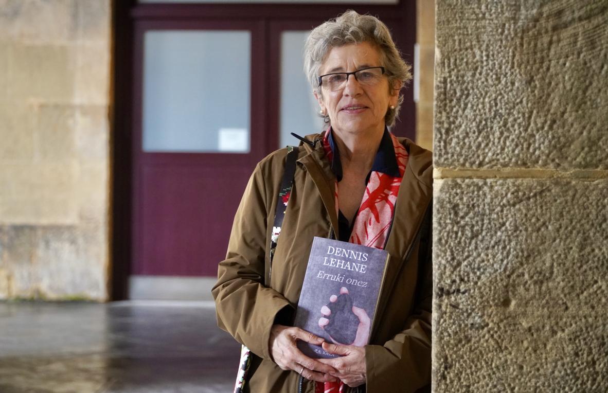 Koro Navarro itzultzailea, liburua esku artean duela, Donostian. ANDONI CANELLADA / FOKU