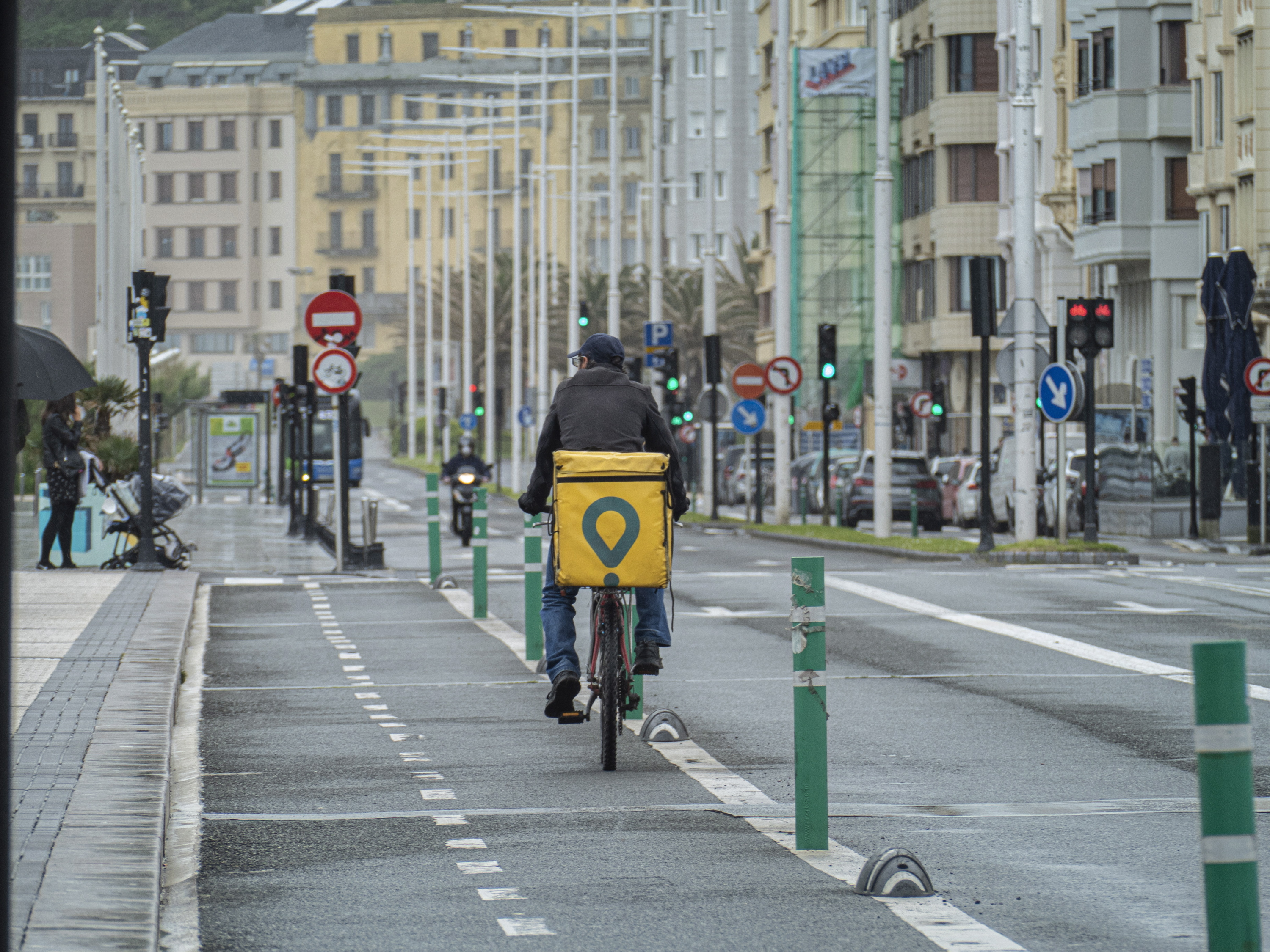 Glovo enpresako banatzaile bat, Donostian. JON URBE / FOKU