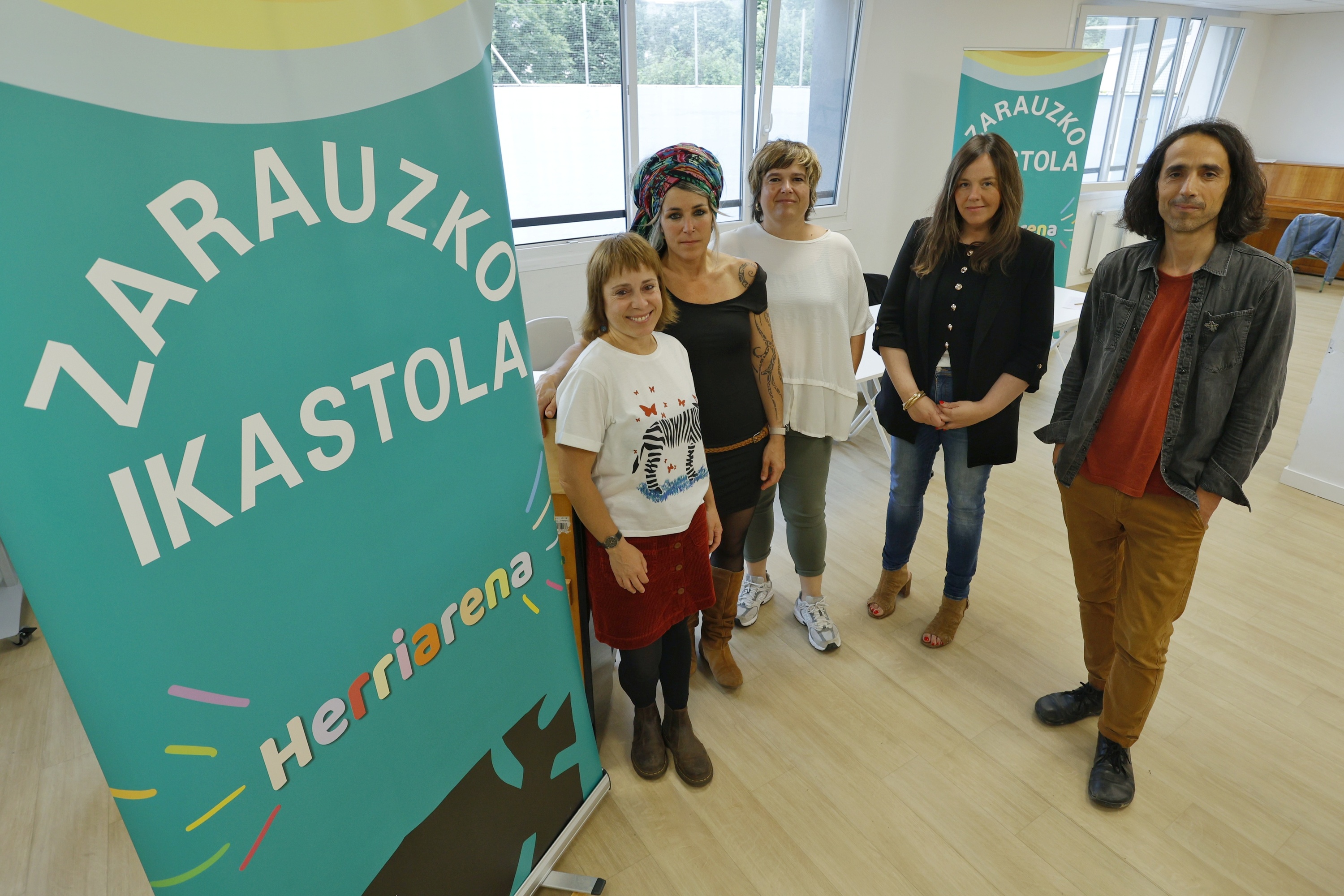 Zarauzko ikastolako eta Ikastolen Elkarteko ordezkarien agerraldia, gaur. MAIALEN ANDRES / FOKU