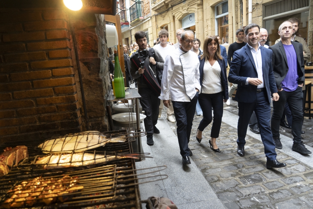 Imanol Pradales Jaurlaritzako lehendakaria, Getariako kaleetan. JAGOBA MANTEROLA / FOKU