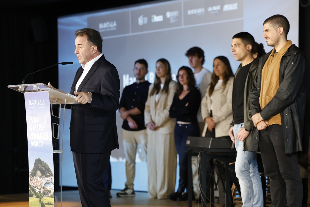 Martin Berasategi, sukaldari gaztez inguratuta. JUAN HERRERO / EFE