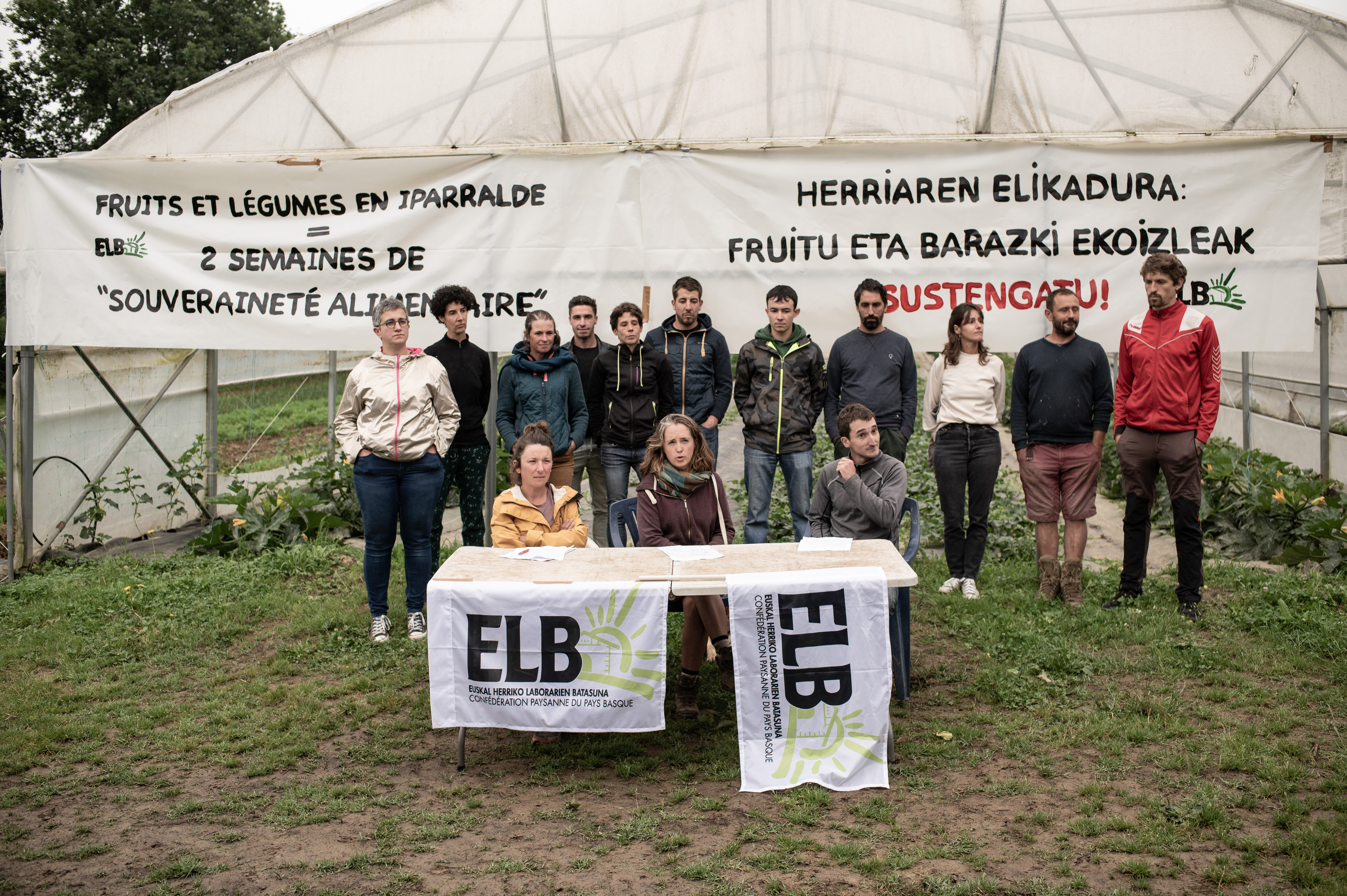 ELB sindikatuko laborarien ekintza fruitu eta barazkien saila defendatzeko, gaur, Saran. GUILLAUME FAUVEAU