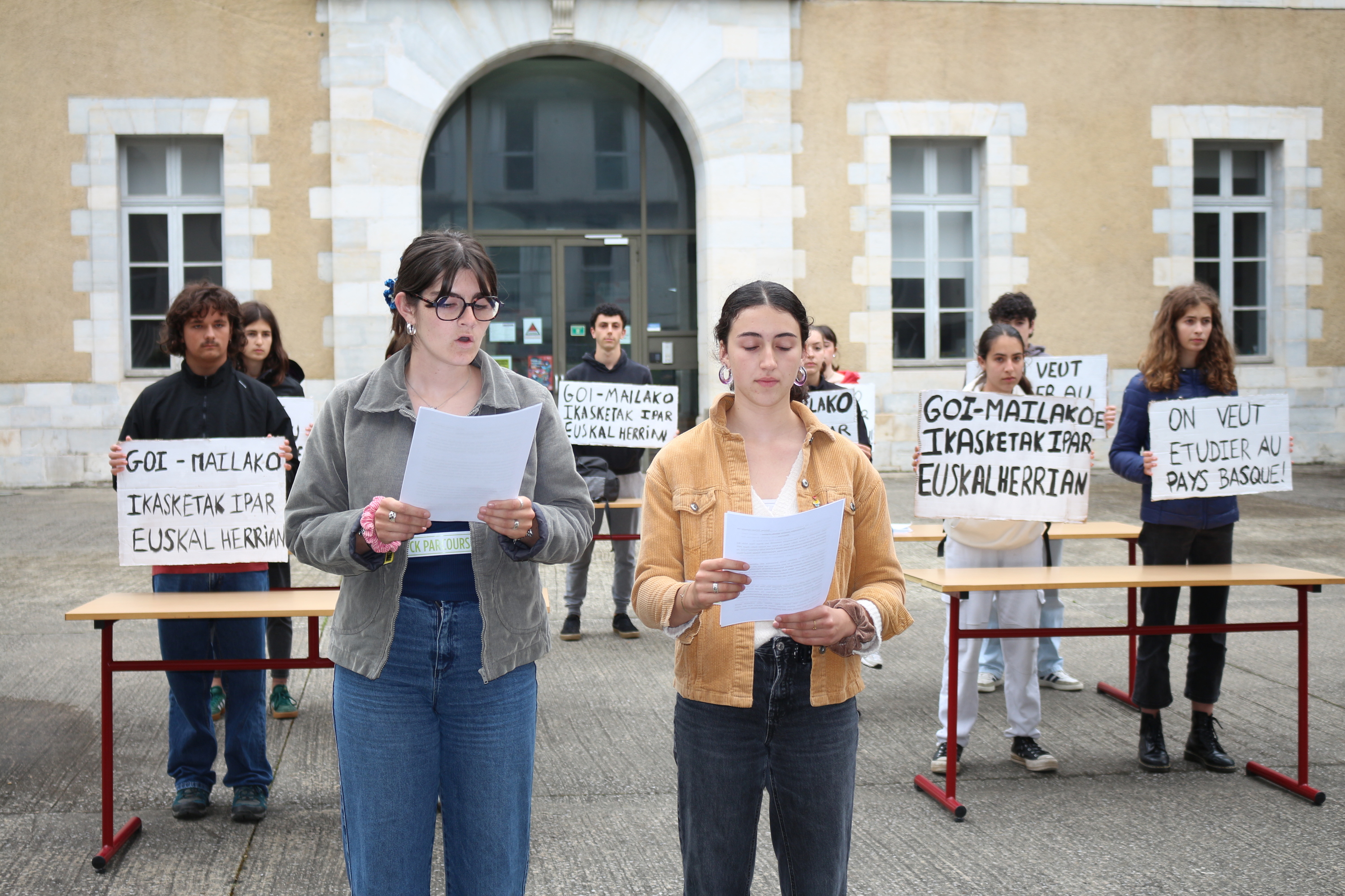 Xuti Gazte antolakundeko kideak ekintza egiten, gaur, Baionako fakultatean. BERRIA