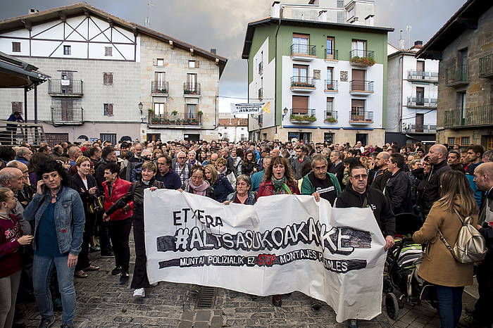 Manifestazioa egin zuten Altsasun urriaren 9an, Auzitegi Gorenaren epaia ezagutu ostean. IñIGO URIZ / FOKU