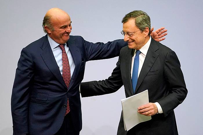 Mario Draghi Luis de Guindosen agurra jasotzen, Frankfurten. ROLAND WITTEK / EFE