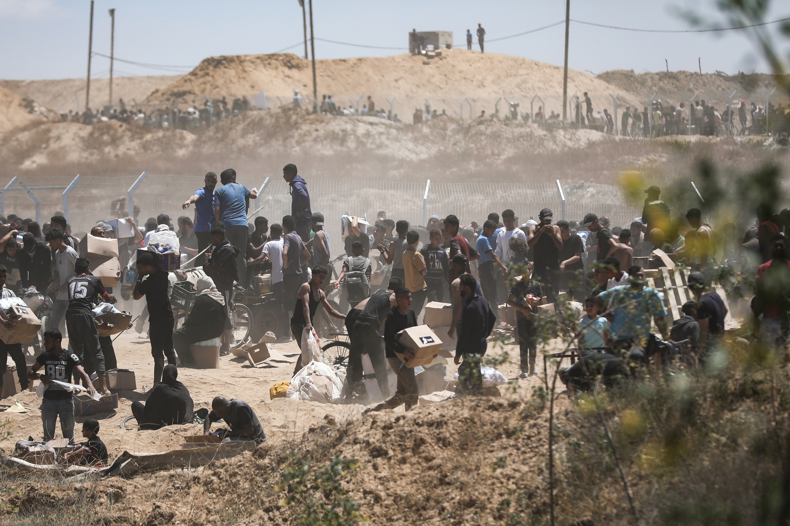 Ehunka palestinar laguntza humanitarioa jasotzeko gune batean, Gaza erdialdean, joan den astean. HAITHAM IMAD / EFE