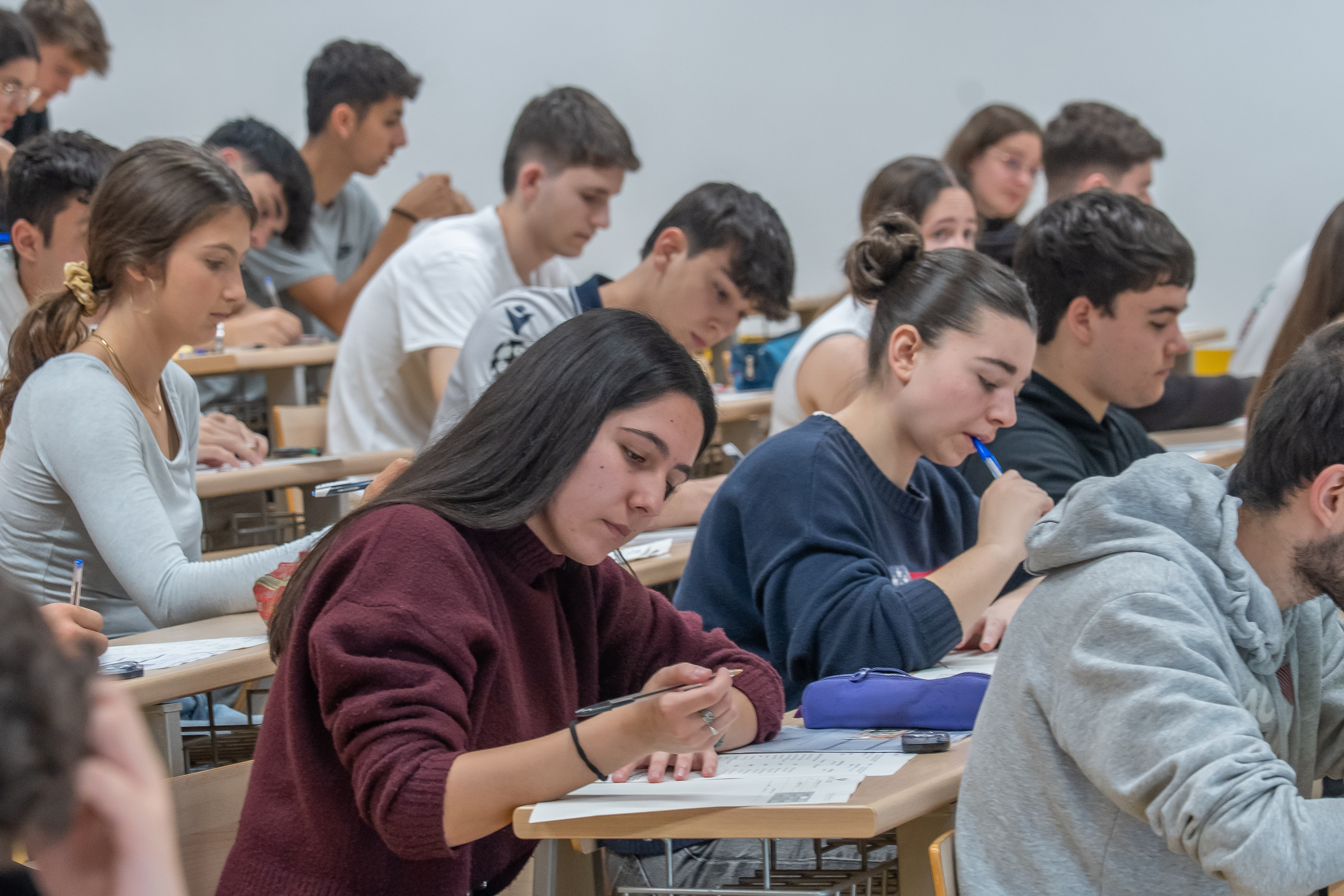 Ikasle batzuk azterketak egiten, EHUren Donostiako campusean. ANDONI CANELLADA / FOKU
