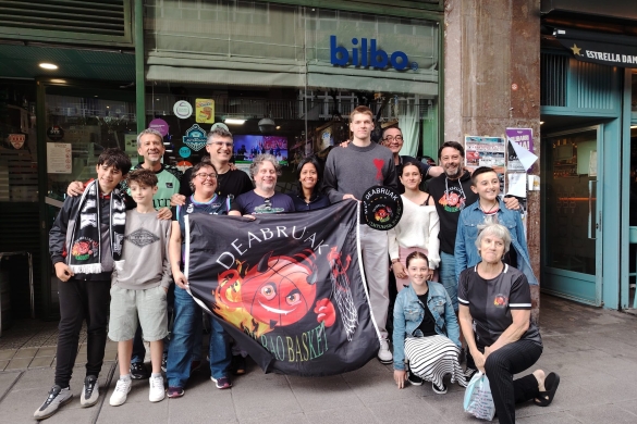 Deabruak peñakoak, Bilbo Basketeko Thijs de Ridder jokalaria omentzen, joan den astean, Bilbon. DEABRUAK Deabruak peñakoak, Bilbo Basketeko Thijs de Ridder jokalaria omentzen, joan den astean, Bilbon. DEABRUAK