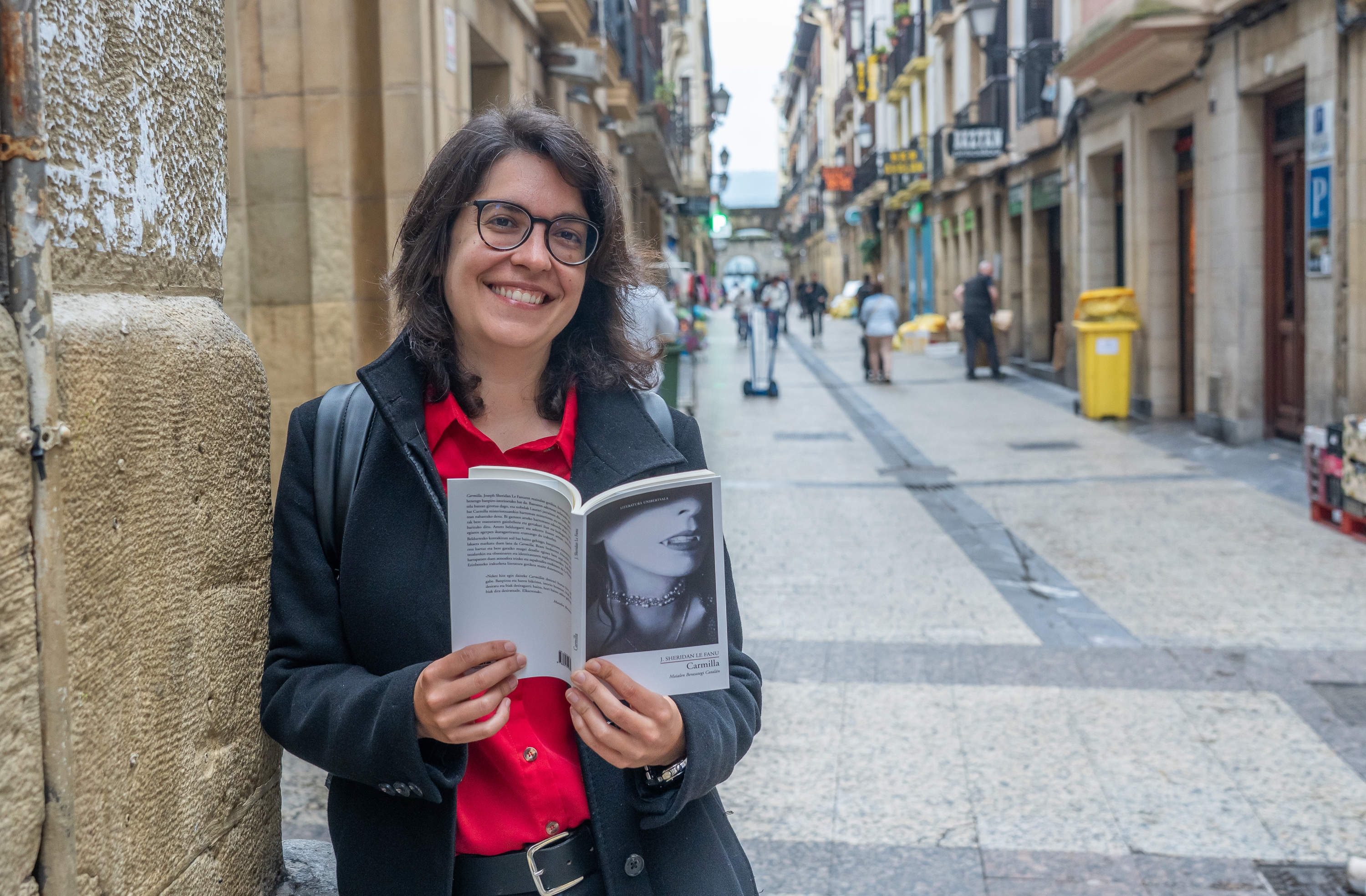 Maialen Berasategi Catalan 'Carmilla' liburua eskuetan duela. ANDONI CANELLADA / FOKU