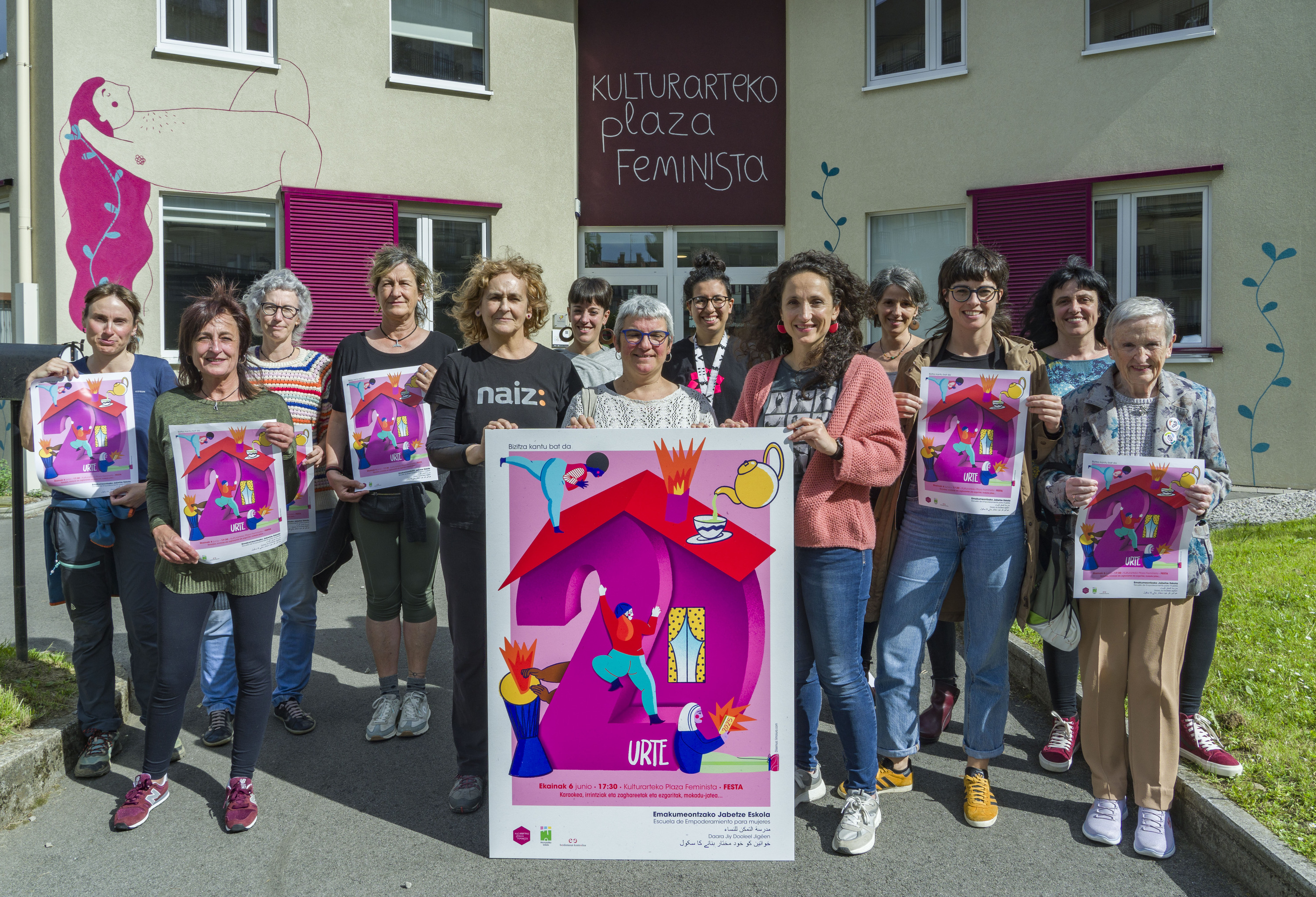 Hainbat emakume, Hernaniko Emakumeentzako Jabetze Eskolaren 20. urteurren festa iragartzen, maiatzaren 22an, herriko Kulturarteko Plaza Feministan. HERNANIKO JABETZE ESKOLA