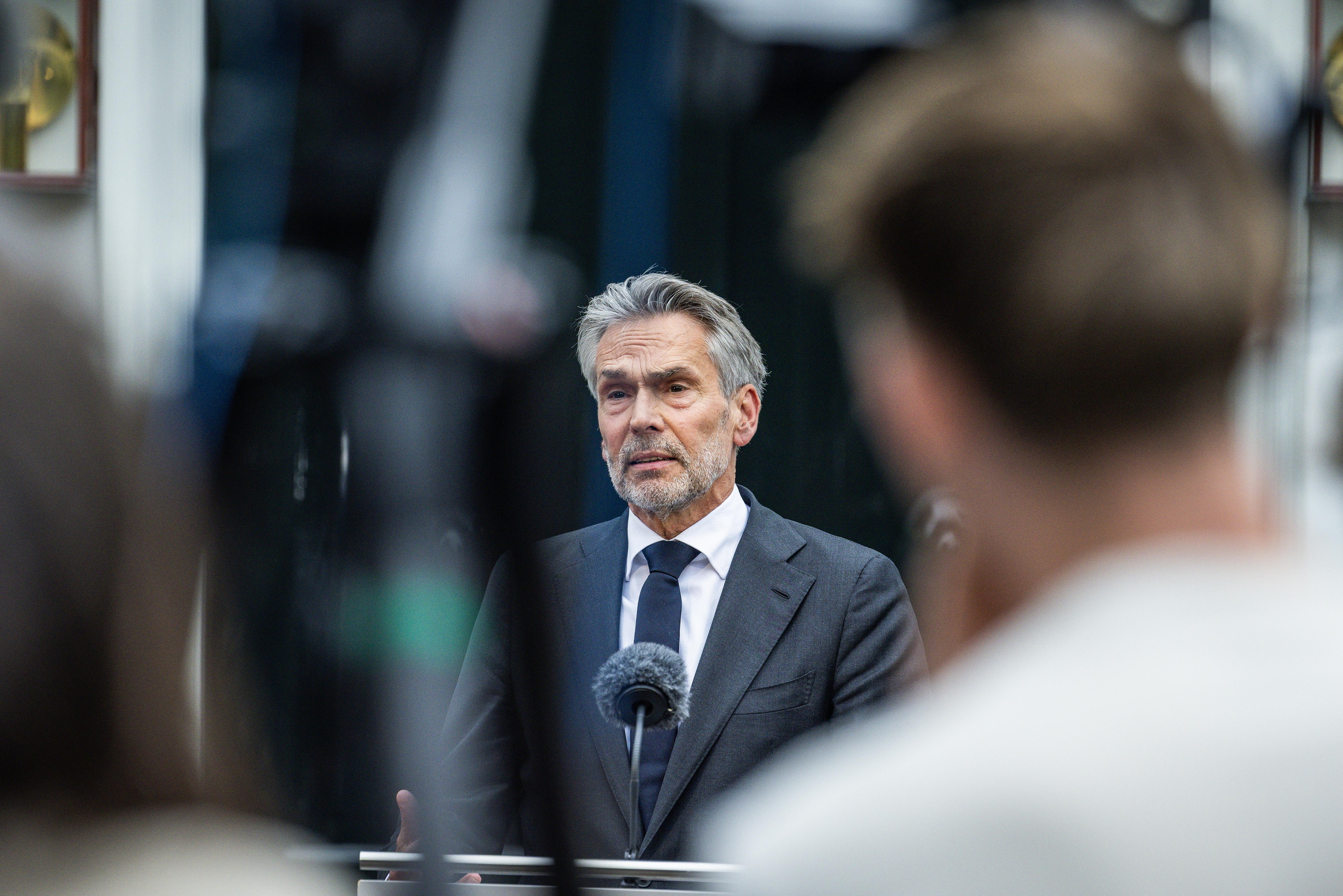 Dick Schoof Herbehereetako lehen ministroa, atzo, ministroen kontseilu osteko prentsaurrekoan, Hagan. LAURENS VAN PUTTEN/EFE