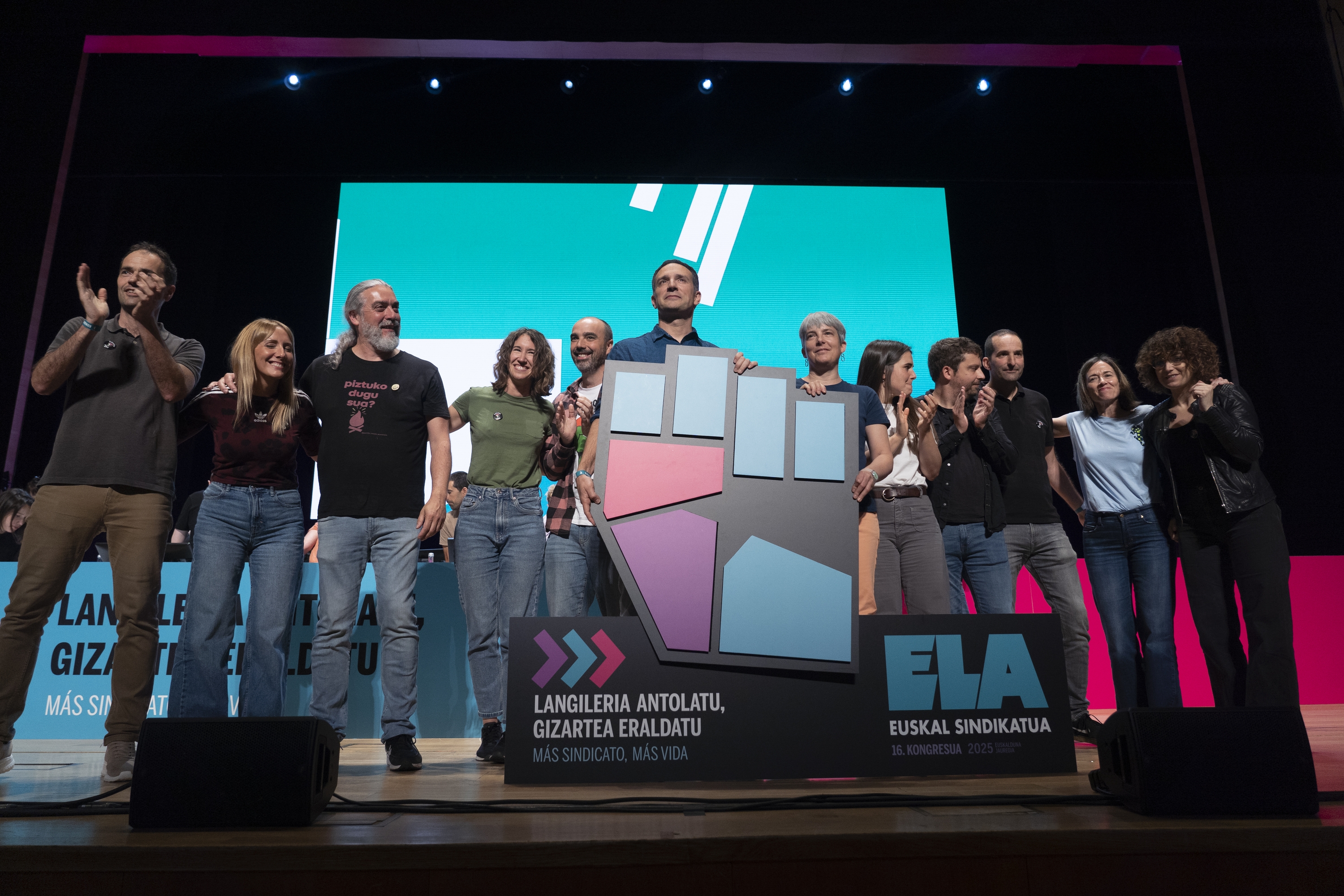 Mitxel Lakuntza ELAko idazkari nagusia, batzorde eragileko kideekin batera, kongresuaren bukaeran. MONIKA DEL VALLE / FOKU