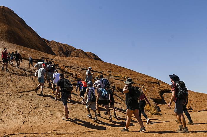 Turista talde bat, gaur, Uluru igotzeko bidean. LUCAS COCH, EFE