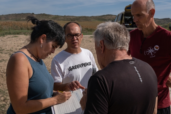 Greenpeaceko hainbat kide —ezkerrean, Lorea Flores Nafarroako koordinatzailea—, Larragan, nitratoen kutsadura aztertzen, 2023ko urrian. PEDRO ARMESTRE-GREENPEACE Greenpeaceko hainbat kide —ezkerrean, Lorea Flores Nafarroako koordinatzailea—, Larragan, nitratoen kutsadura aztertzen, 2023ko urrian. PEDRO ARMESTRE-GREENPEACE