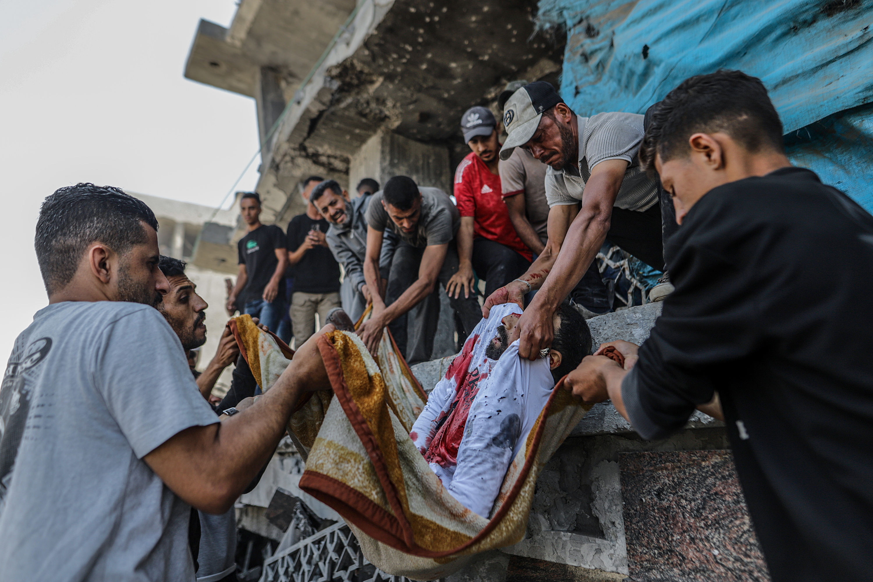 Palestinar batzuk gorpu bat eramaten atzo Gaza hirian. MOHAMMED SABER / EFE