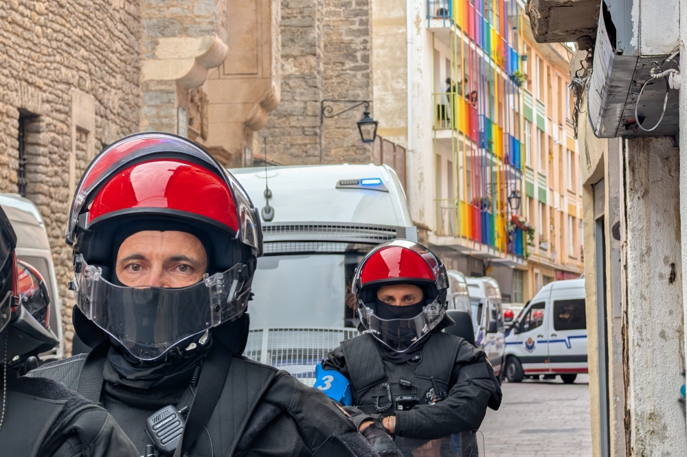 Ertzaintza, Gasteizko alde zaharreko Pintore kalean. Korda espazioko ataria ezkutatu dute ibilgailuekin. BERRIA Ertzaintza, Gasteizko alde zaharreko Pintore kalean. Korda espazioko ataria ezkutatu dute ibilgailuekin. BERRIA