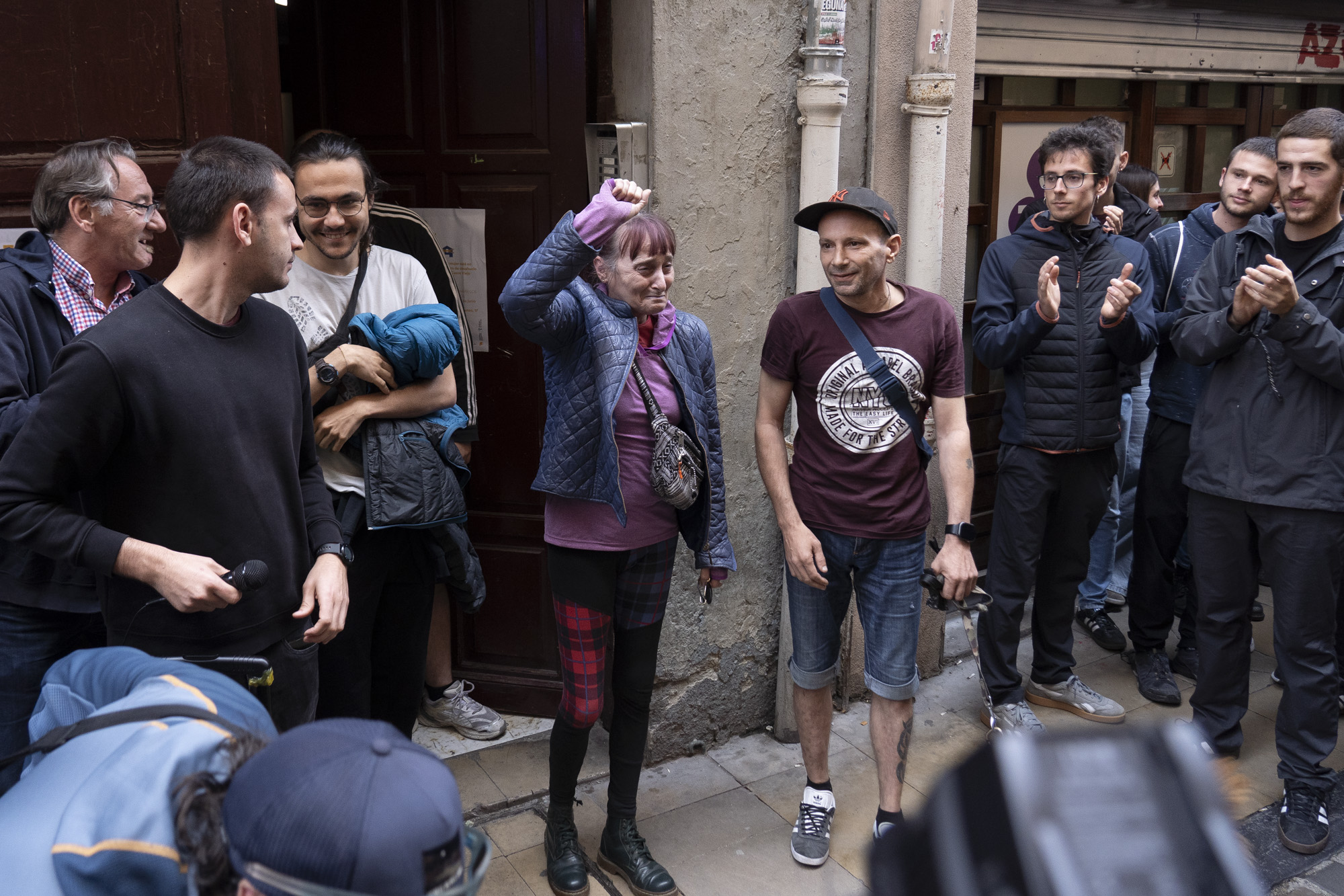 Ana Belen P., bere etxeko atariaren aurrean, etxegabetzea bertan behera utzi dutela jakin ostean. IÑIGO URIZ / FOKU