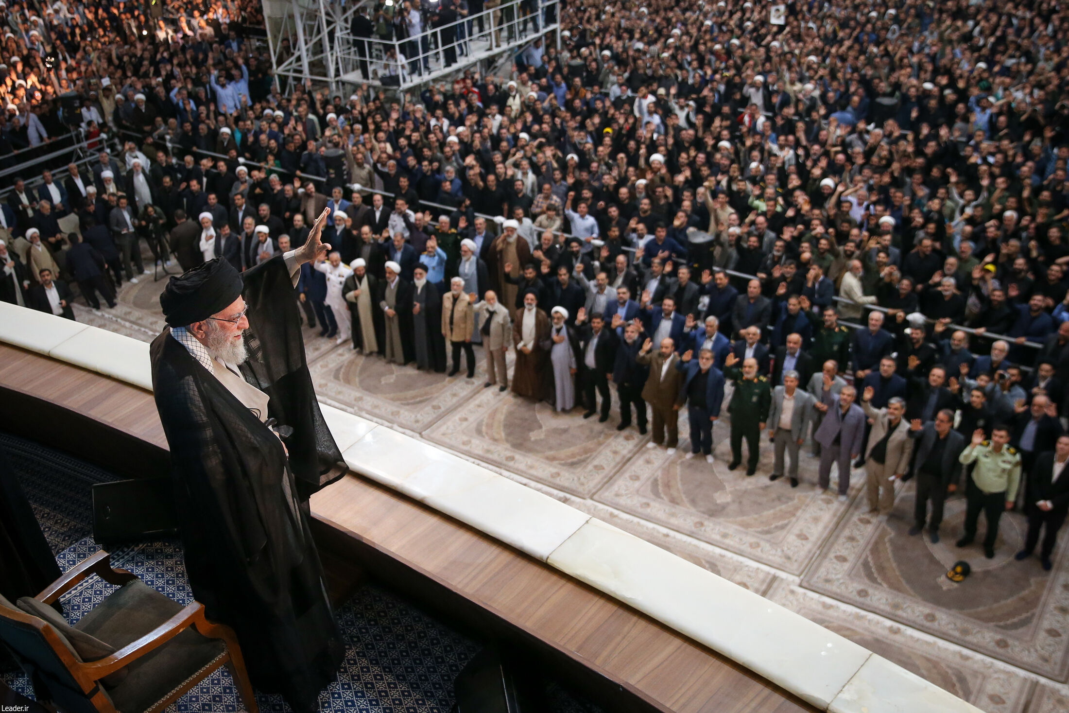 Ali Khamenei aiatola, gaur, Ruhollah Khomeiniren mausoleoan, jendetzaren aurrean. EFE