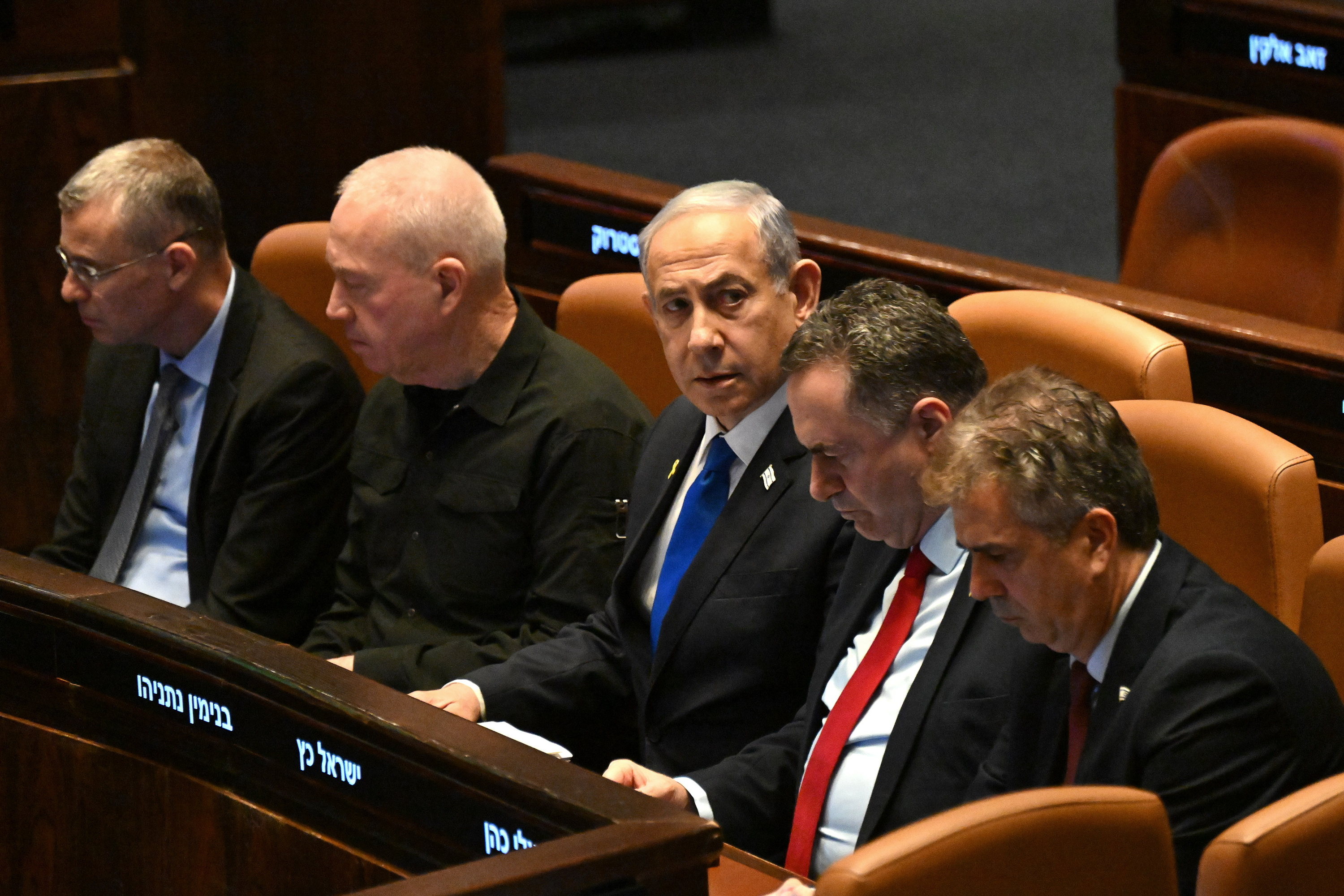 Israelgo lehen ministro Benjamin Netanyahu irudiaren erdian, Israelgo Parlamentuan, Tel Aviven, iazko urrian. DEBBIE HILL / EFE