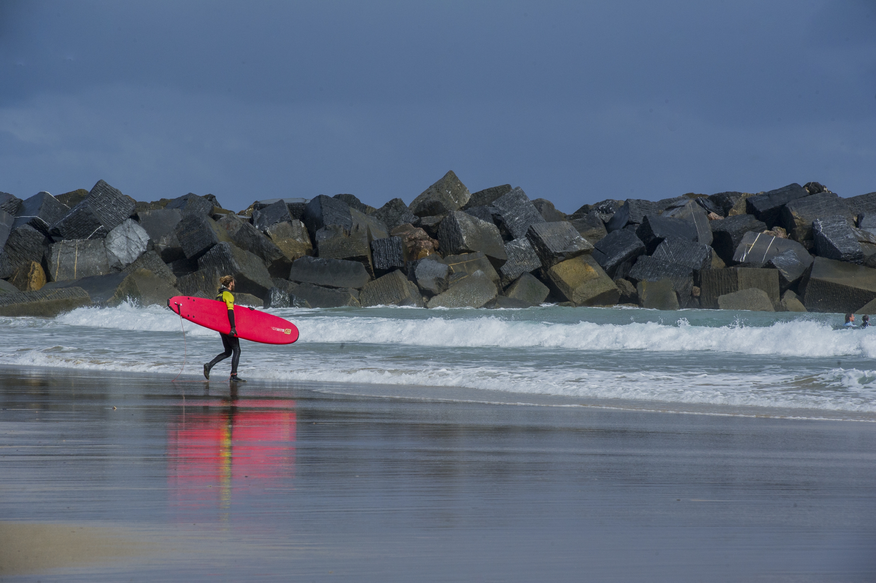 Surflari bat Donostiako Zurriola hondartzan. GORKA RUBIO / FOKU