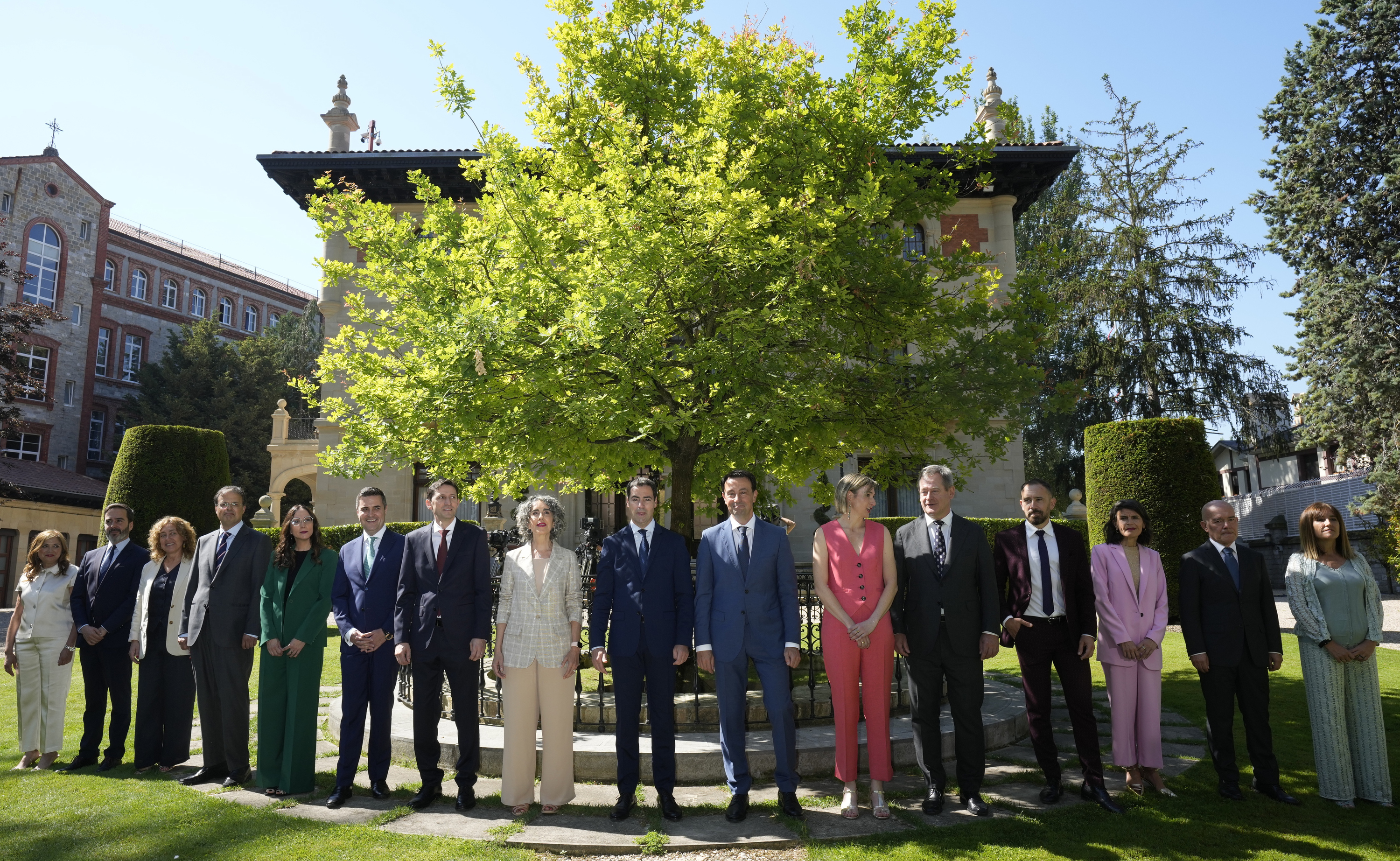 Pradalesen gobernuak ateratako lehen familia argazkia, iazko ekainaren 25ean. ADRIAN RUIZ-HIERRO / EFE
