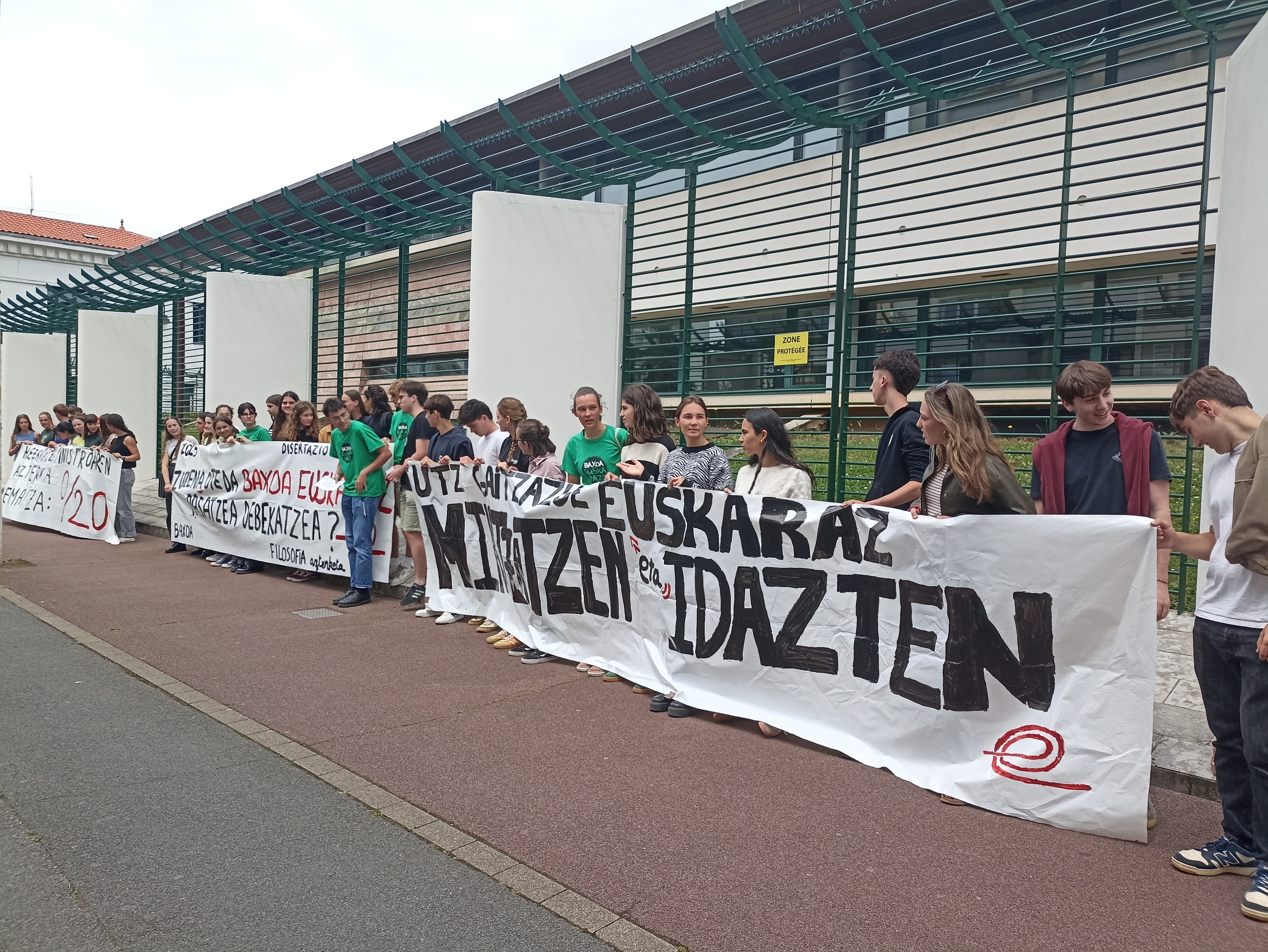 Bernat Etxepare lizeoko ikasleen protesta, Baionako suprefetura aitzinean. BERRIA