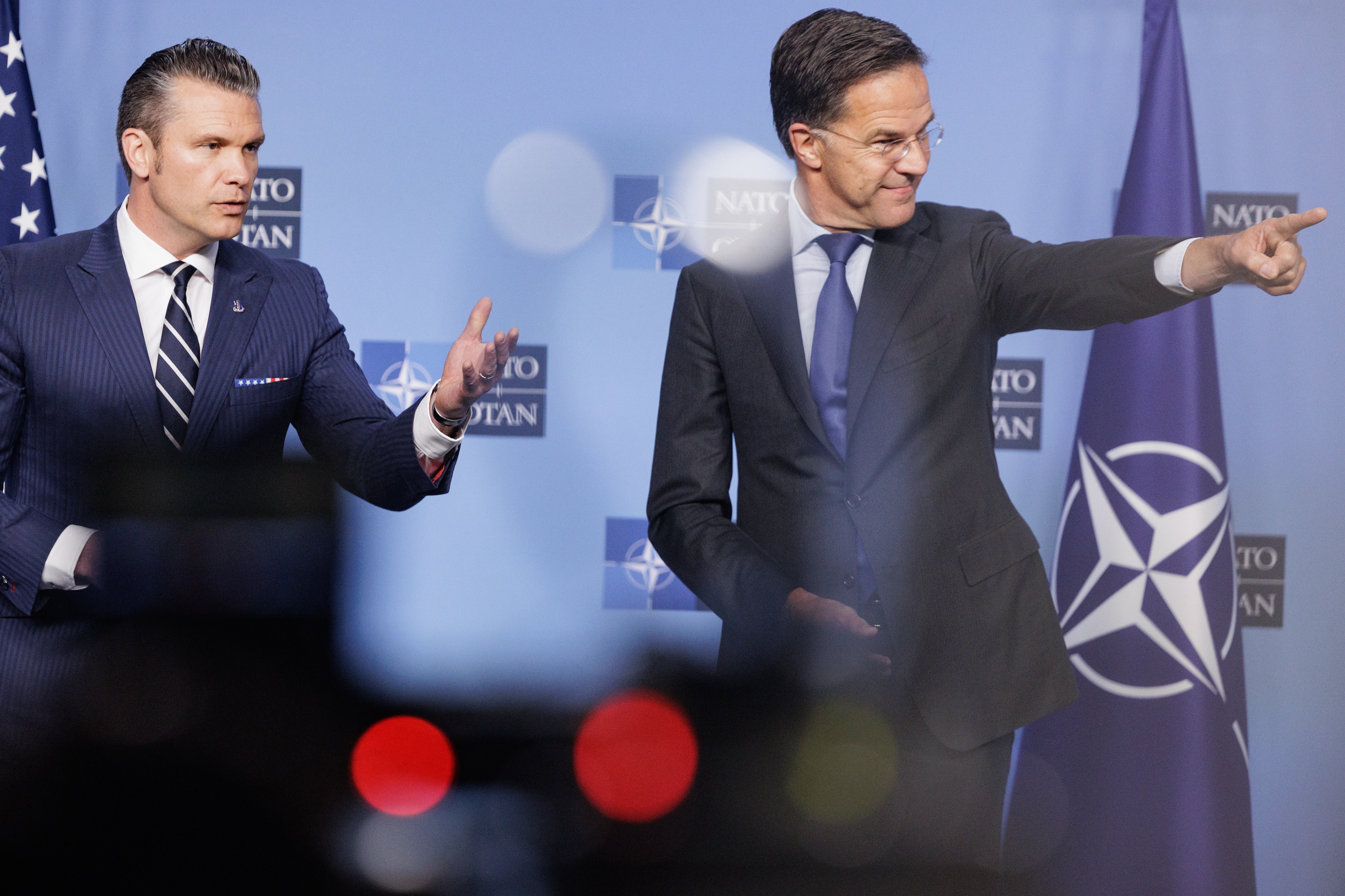 Pete Hegseth eta Mark Rutte, NATOren bilera hasi aurretik. OLIVIER MATTHYS / EFE