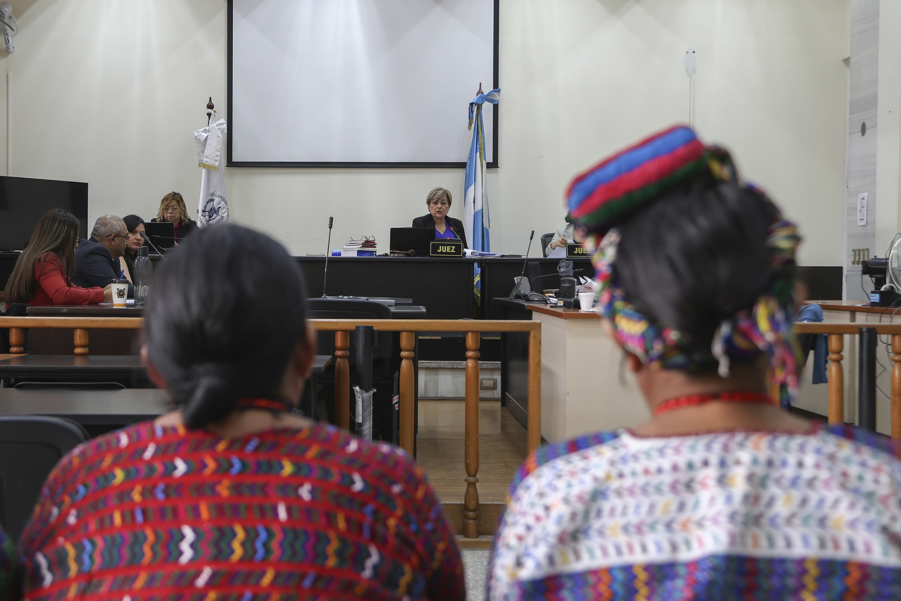 Bi emakume indigena, bart, Guatemalako giza eskubideen aurkako krimenetarako auzitegian, Guatemalako Hirian. MARIANO MACZ / EFE