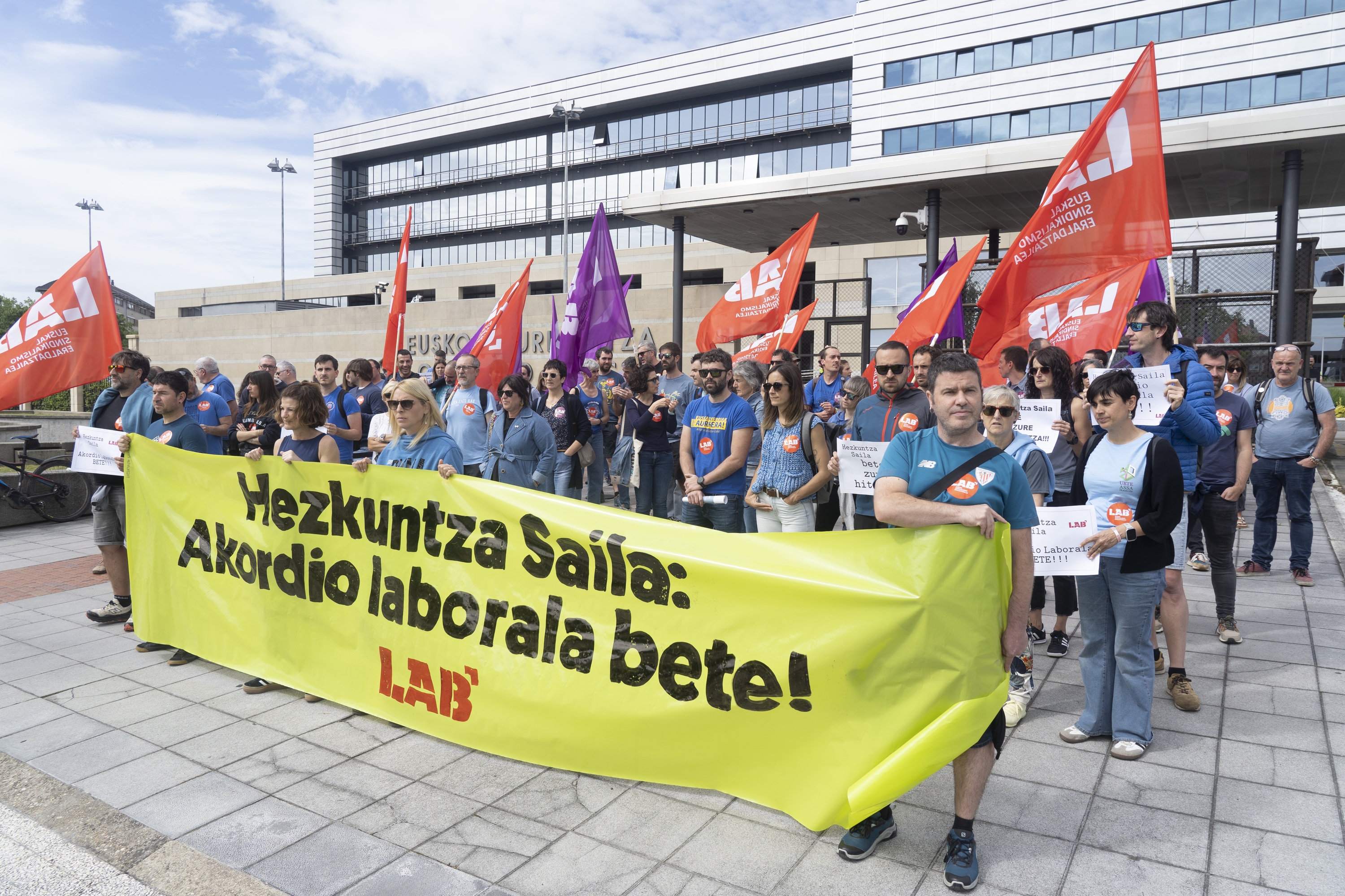 LAB sindikatuaren protesta, gaur, Lakuan. RAUL BOGAJO / FOKU