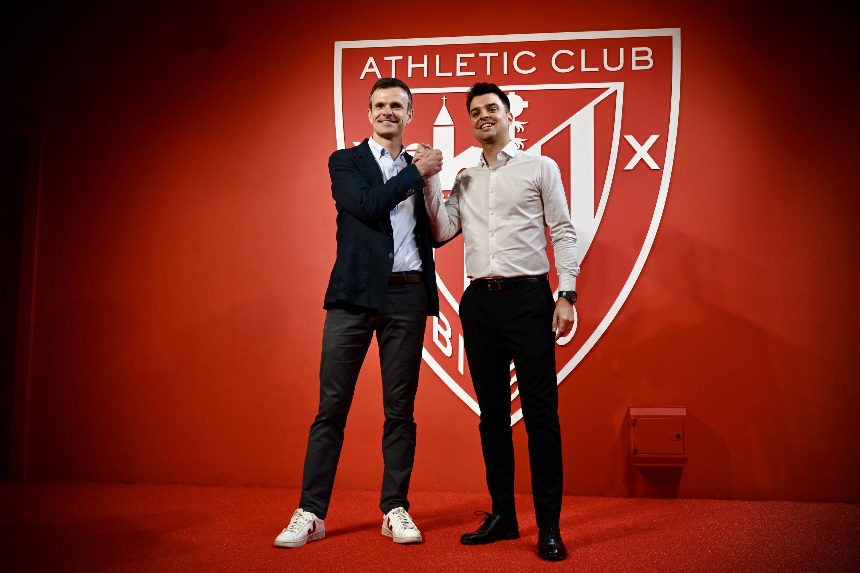  Jon Uriarte Athleticeko presidentea eta Mikel Gonzalez kirol zuzendaria, gaur, San Mamesen egindako agerraldian. MIKEL MARTINEZ DE TRESPUENTES / FOKU
