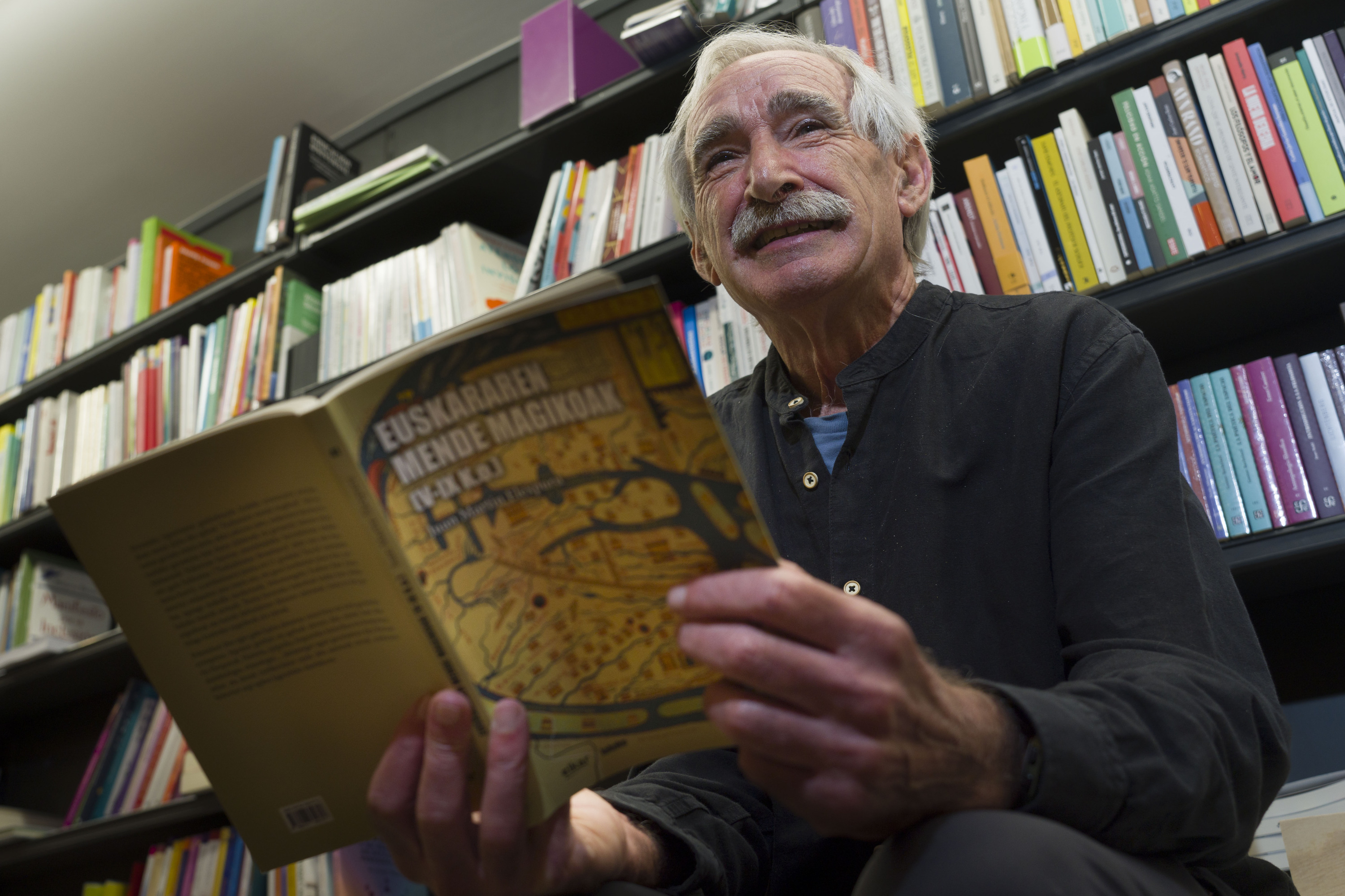 Juan Martin Elexpuru, Donostiako Elkar liburu dendan, aurkezpenaren egunean. JON URBE / FOKU