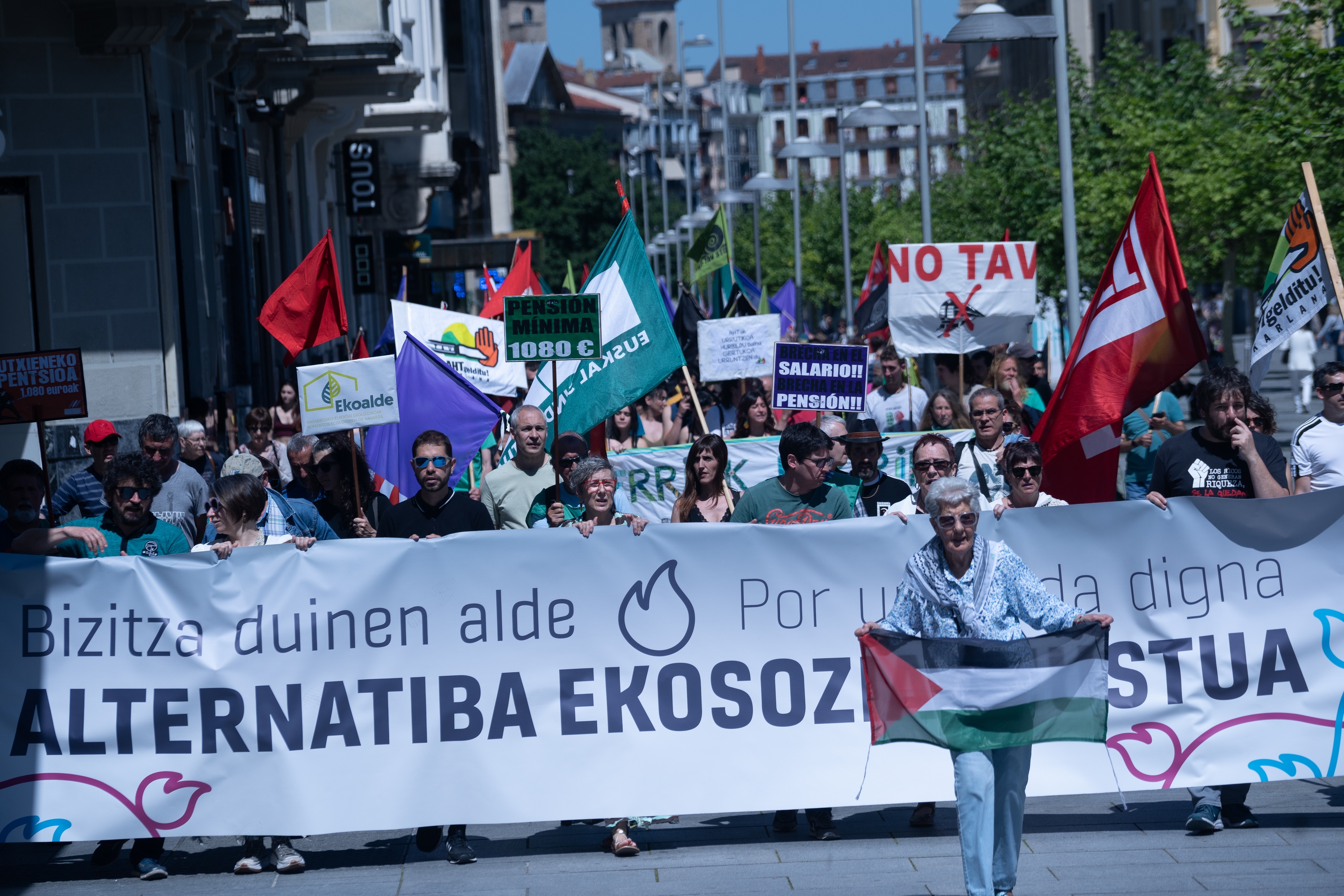 Trantsizio ekosozialaren aldeko martxa, iazko maiatzaren 11n, Iruñean. JAGOBA MANTEROLA / FOKU